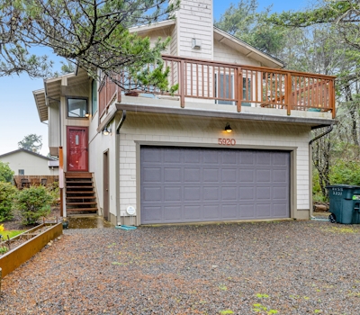 Home with gas fireplace washer dryer and 2 outdoor spaces walk to beach