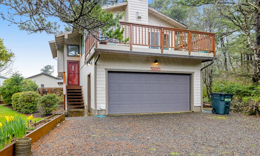 Home with gas fireplace washer dryer and 2 outdoor spaces walk to beach