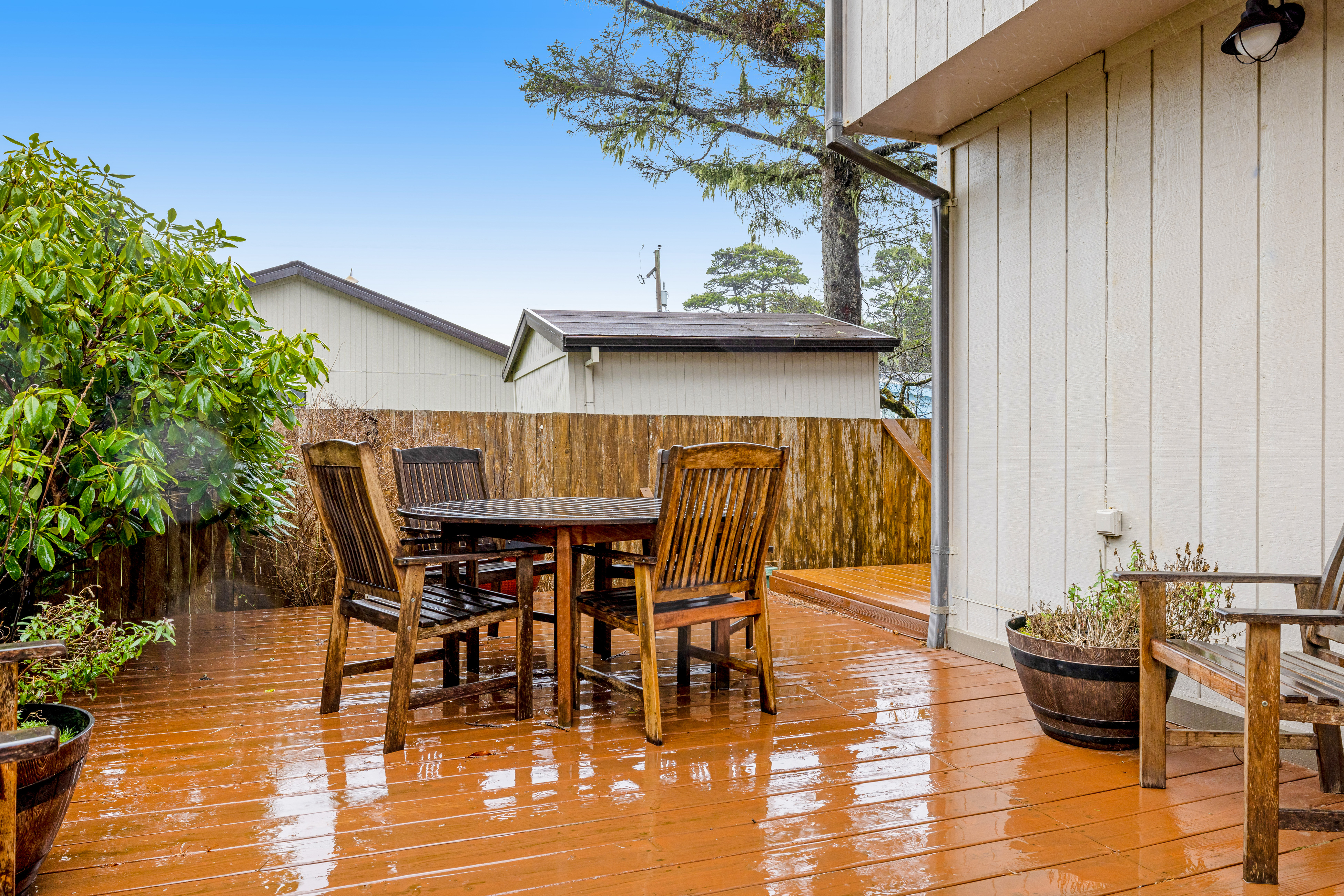 Home with gas fireplace washer dryer and 2 outdoor spaces walk to beach