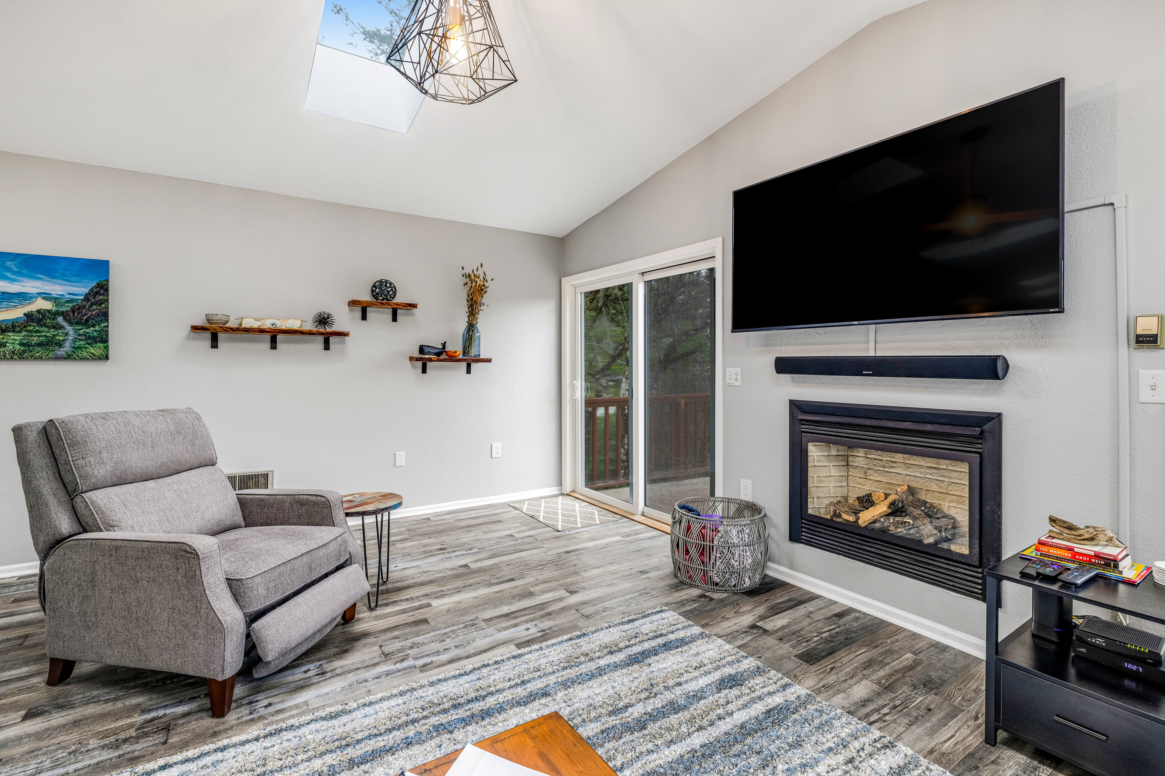 Home with gas fireplace washer dryer and 2 outdoor spaces walk to beach