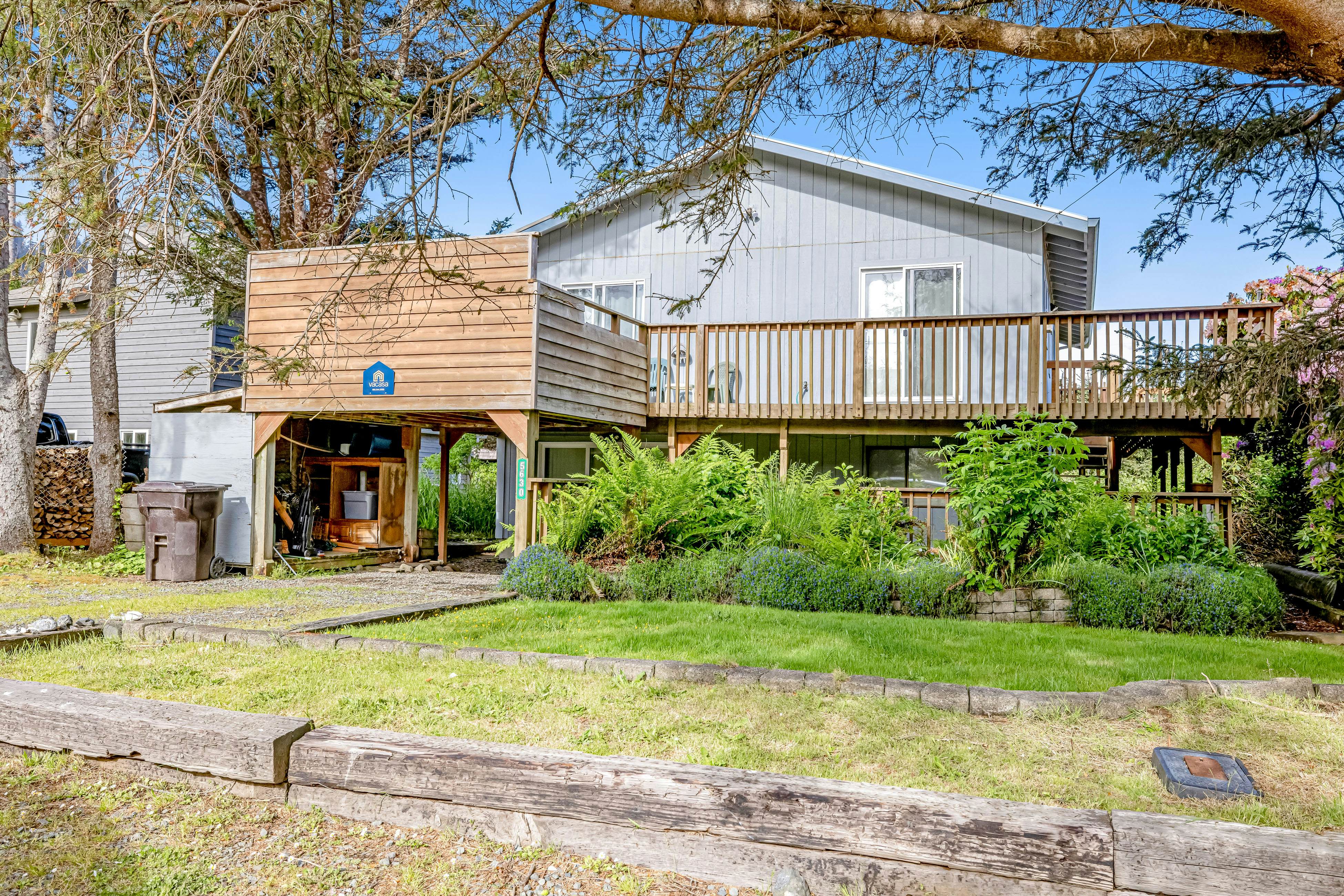 Dog-friendly, oceanview home  - one block to beach