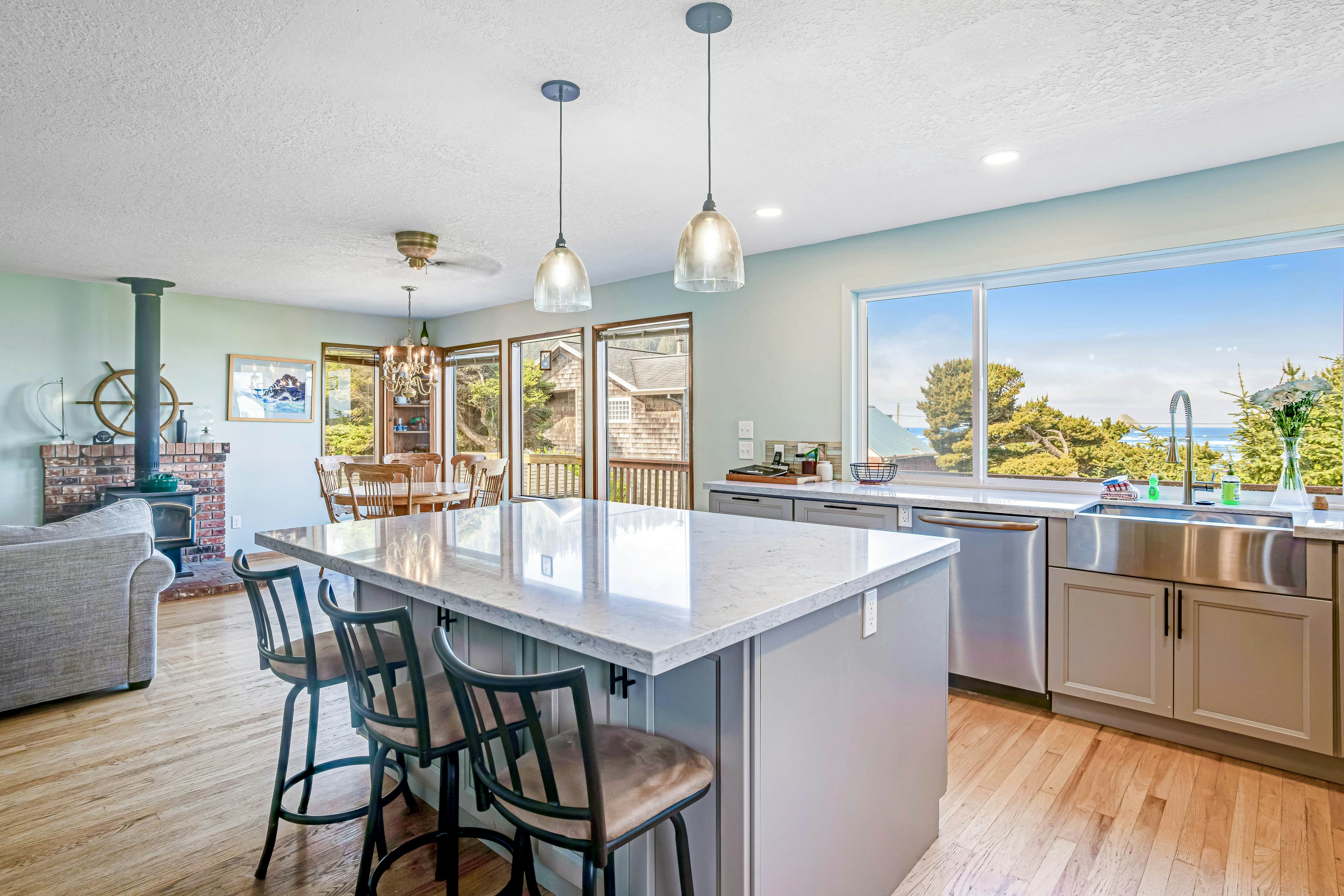 Dog-friendly, oceanview home  - one block to beach