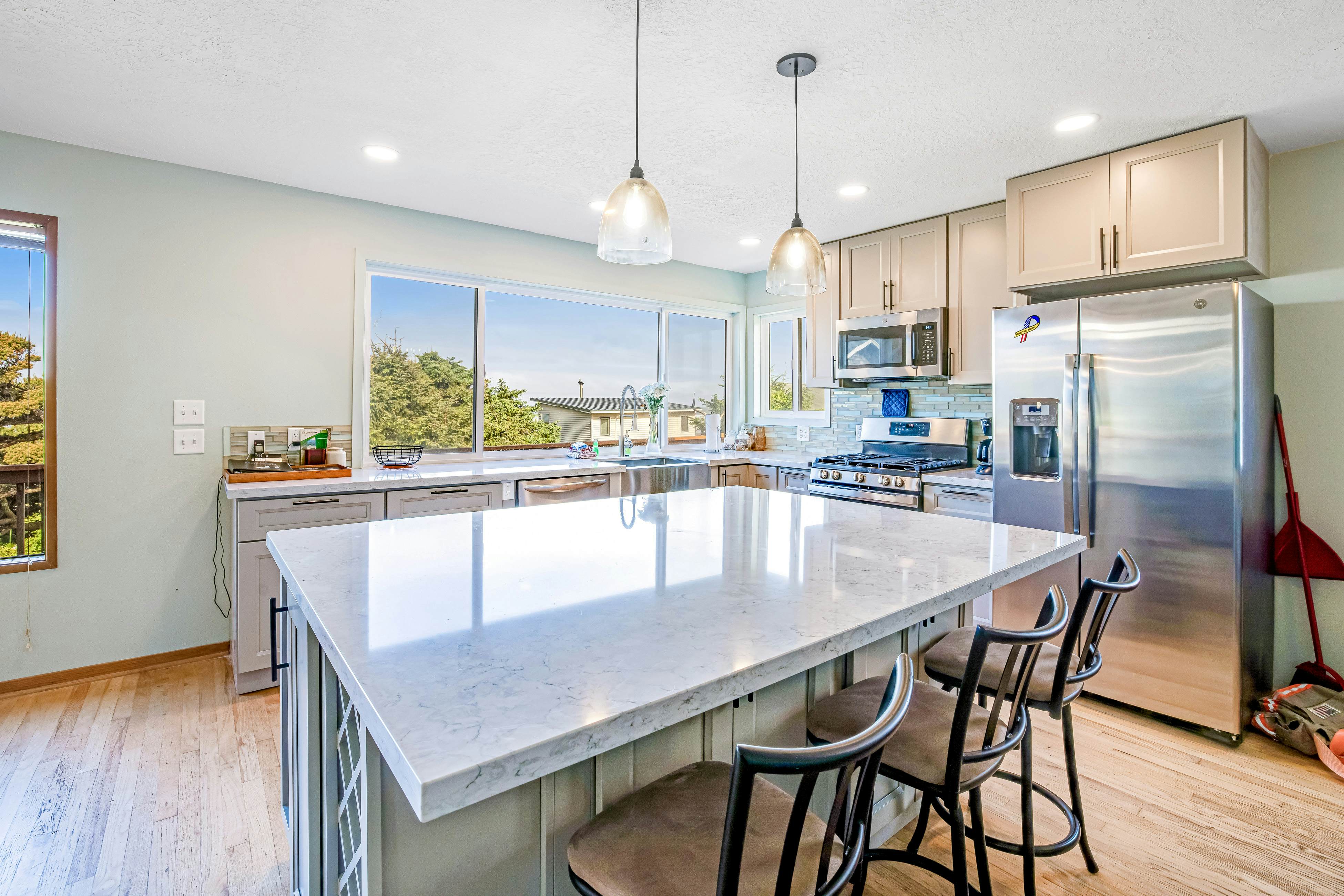 Dog-friendly, oceanview home  - one block to beach