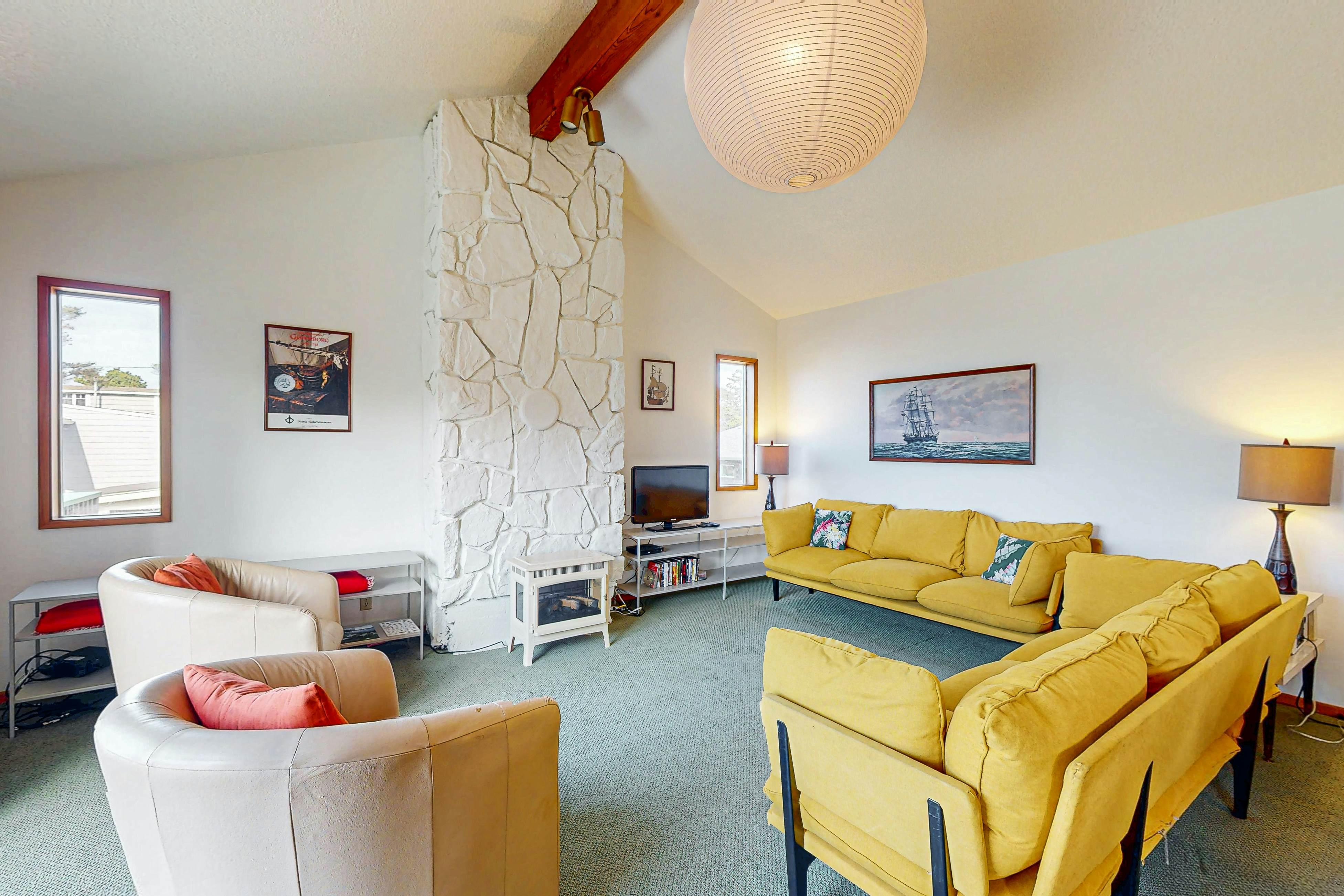 Mid-century modern styled home with patio, WiFi, washer/dryer - walk to beach