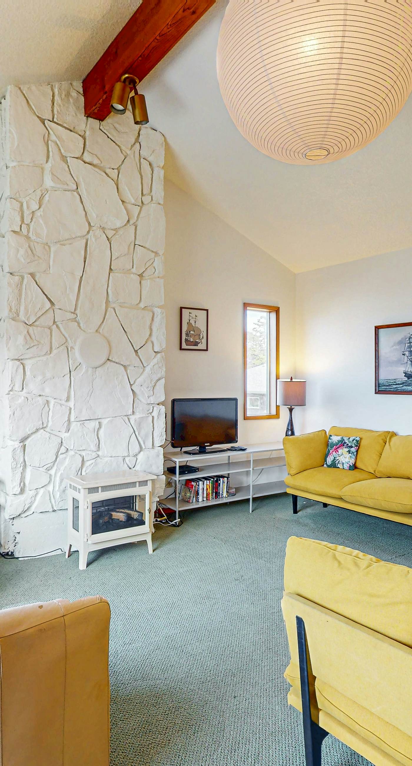 Mid century modern styled home with patio WiFi washer dryer walk to beach