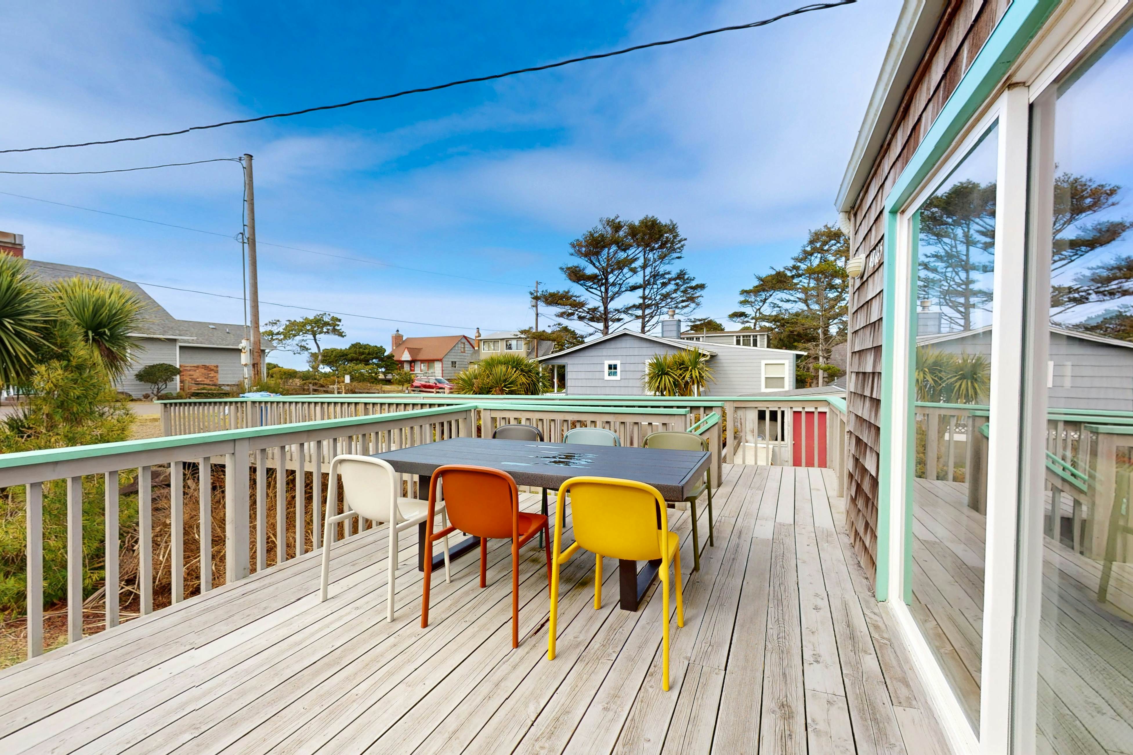 Mid-century modern styled home with patio, WiFi, washer/dryer - walk to beach