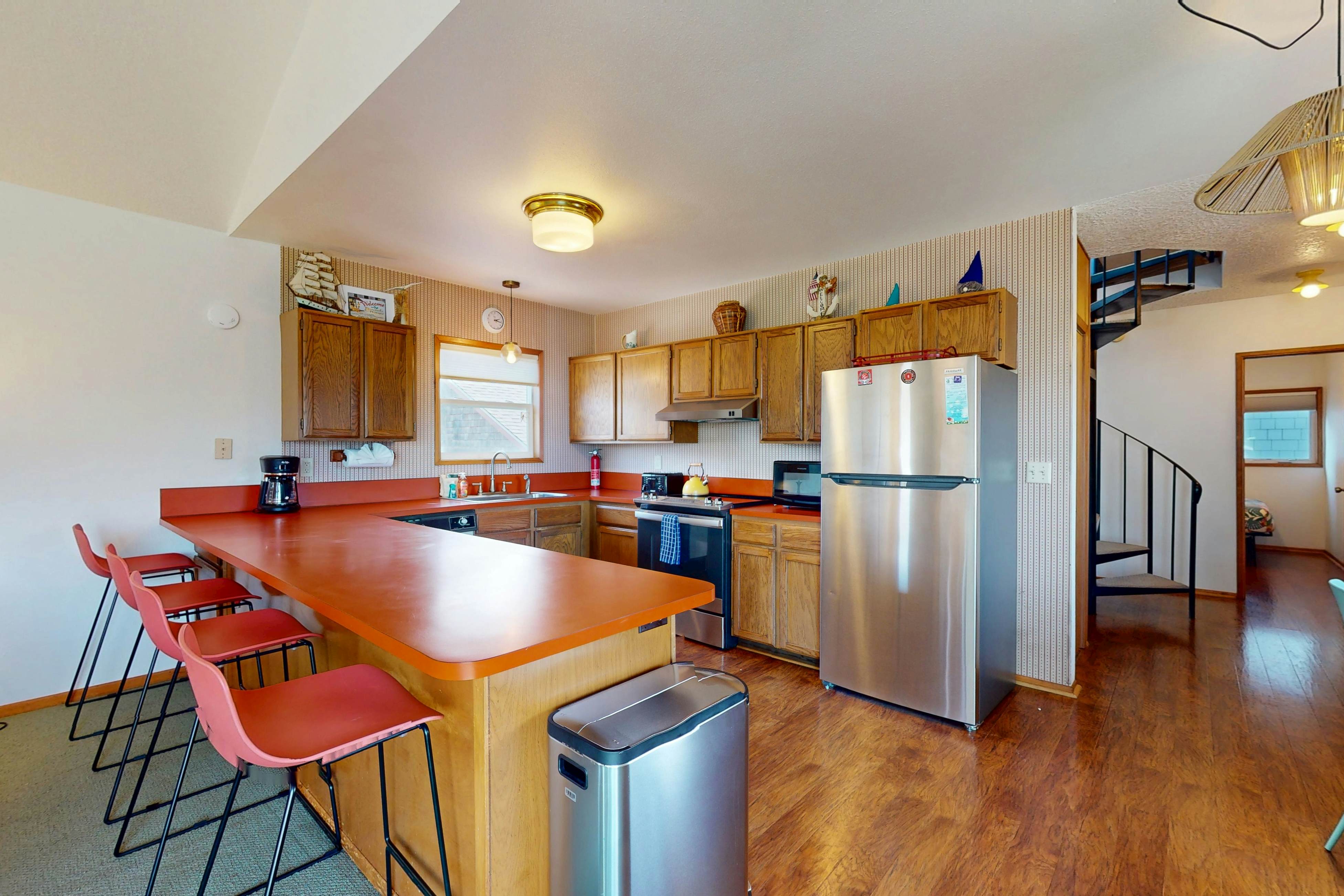 Mid-century modern styled home with patio, WiFi, washer/dryer - walk to beach