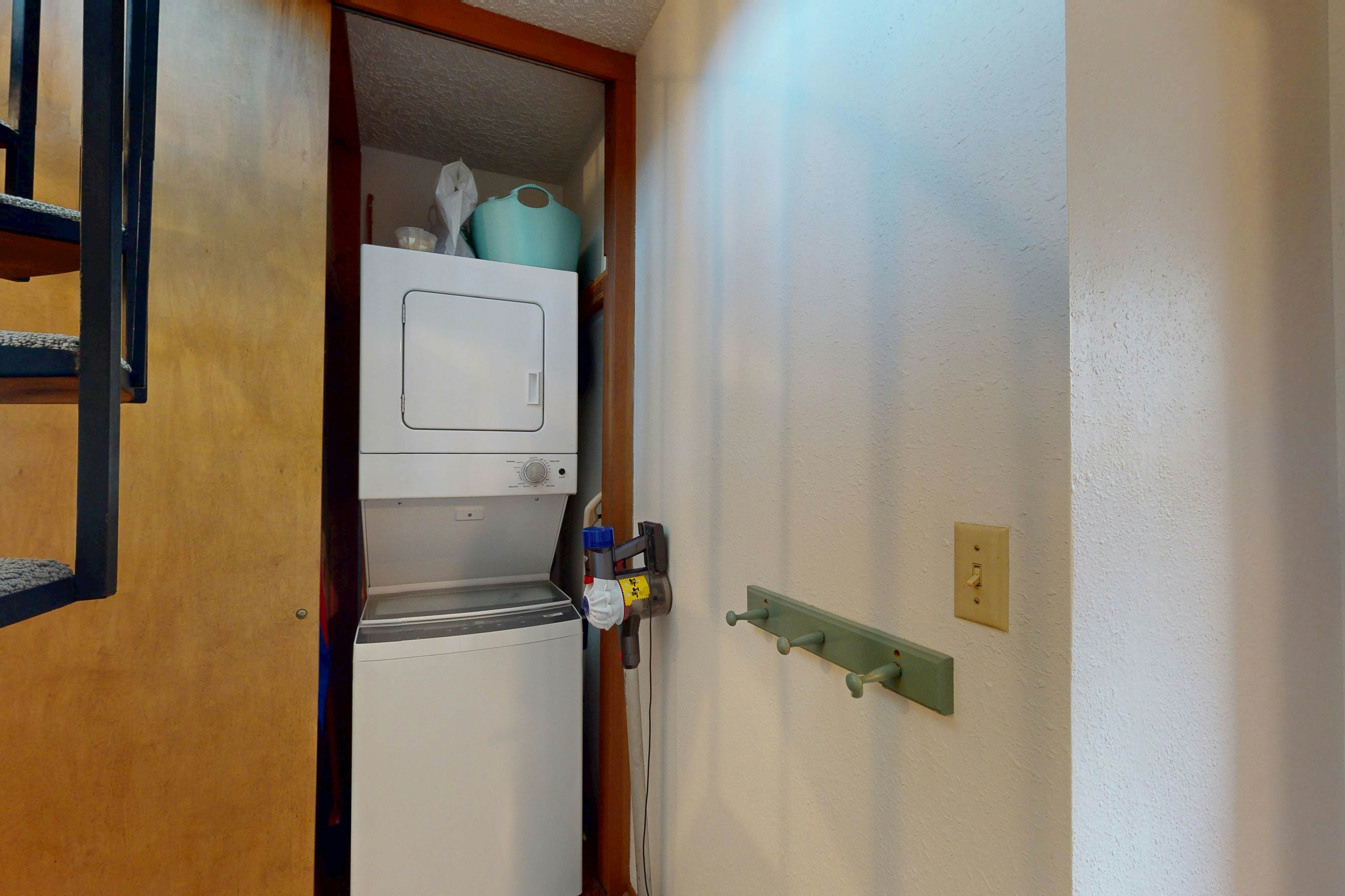 Mid-century modern styled home with patio, WiFi, washer/dryer - walk to beach