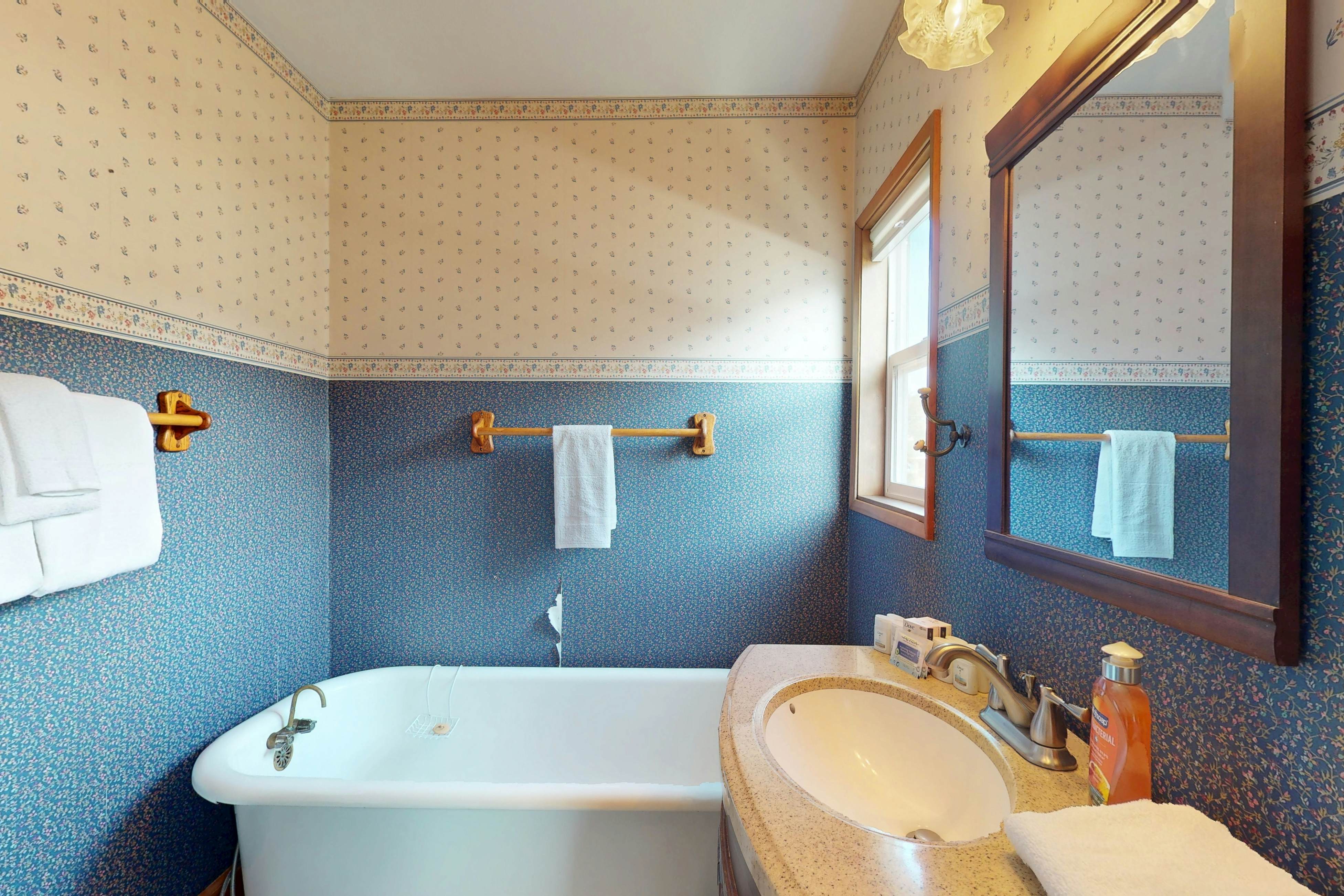 Mid-century modern styled home with patio, WiFi, washer/dryer - walk to beach