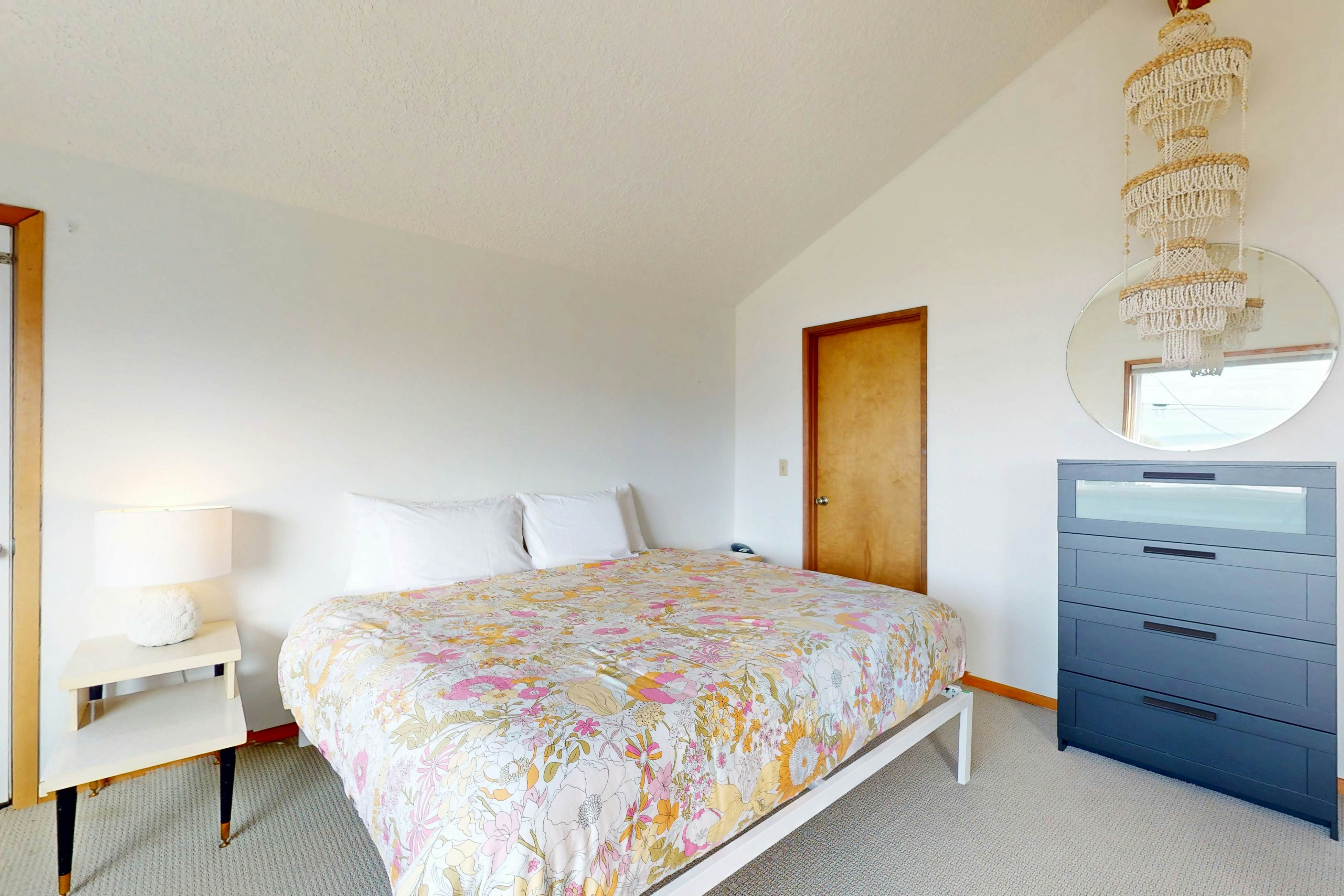 Mid-century modern styled home with patio, WiFi, washer/dryer - walk to beach