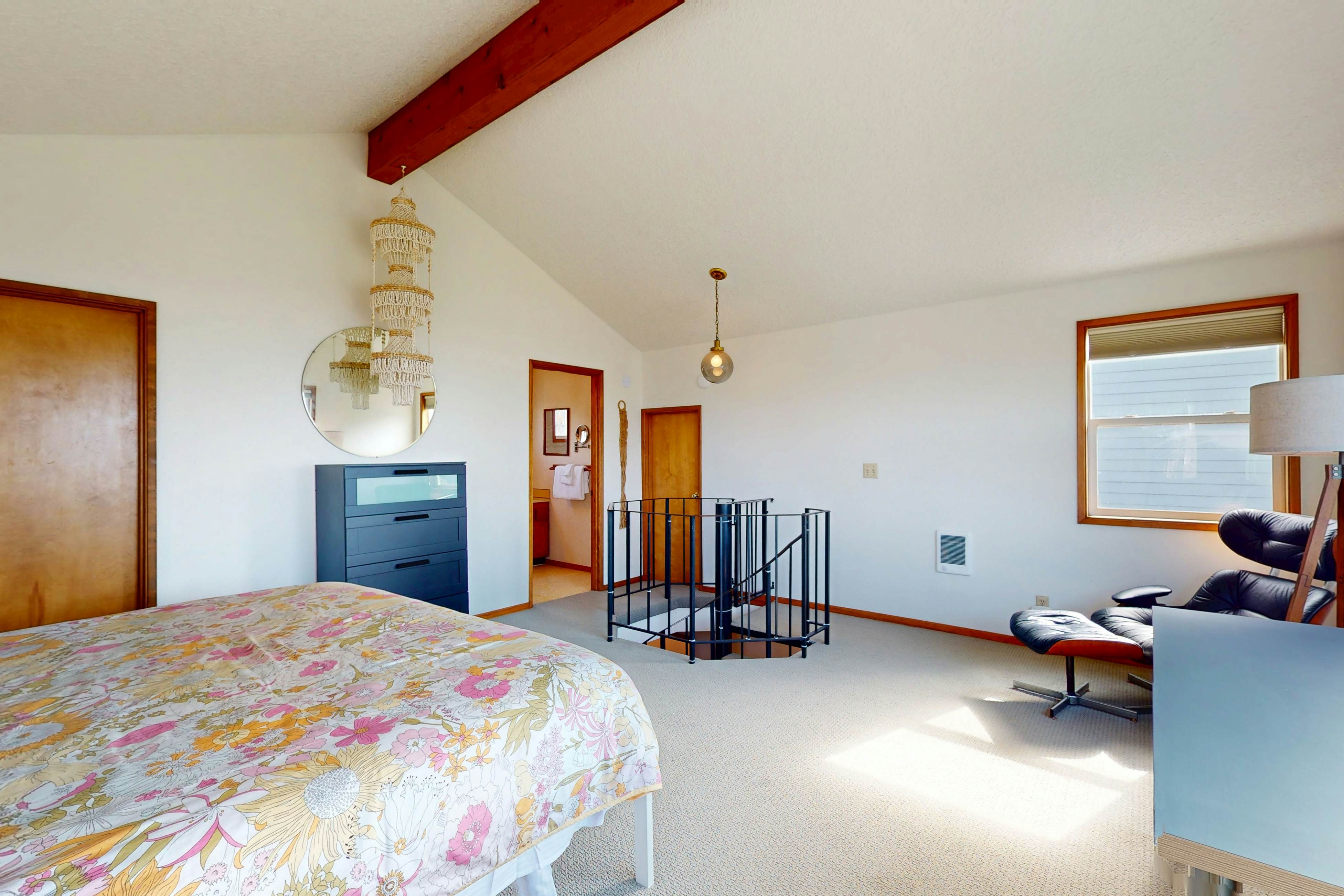 Mid-century modern styled home with patio, WiFi, washer/dryer - walk to beach