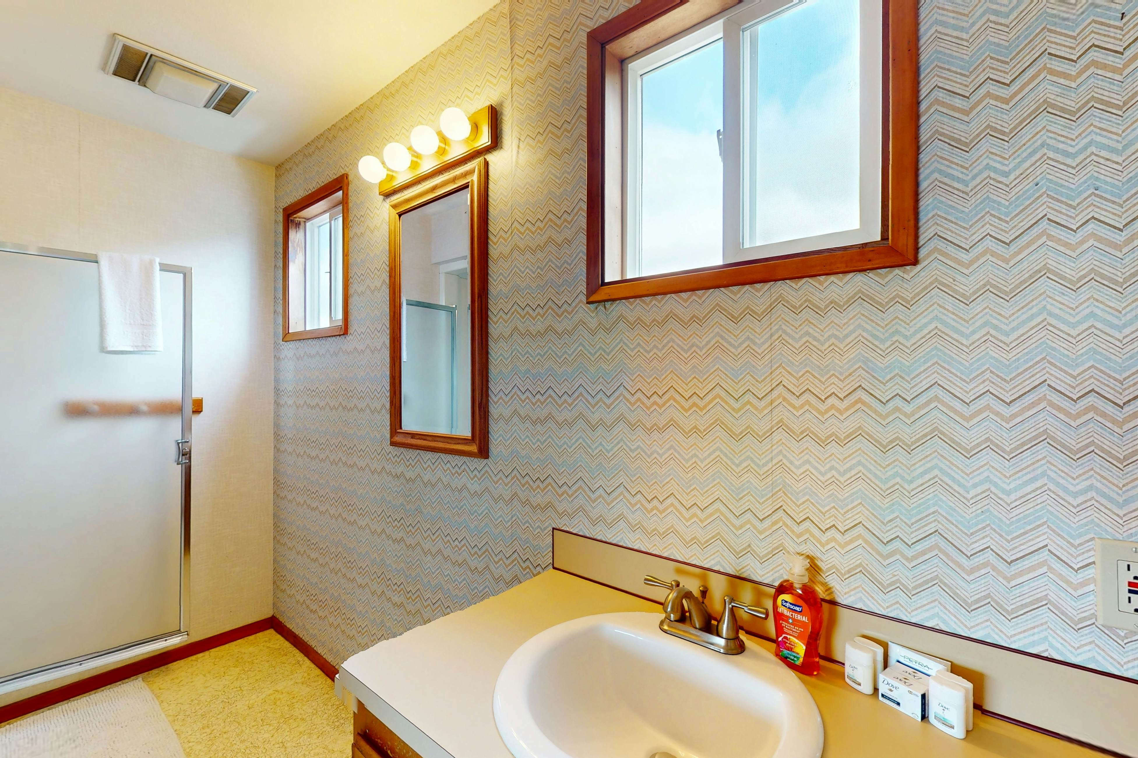 Mid-century modern styled home with patio, WiFi, washer/dryer - walk to beach