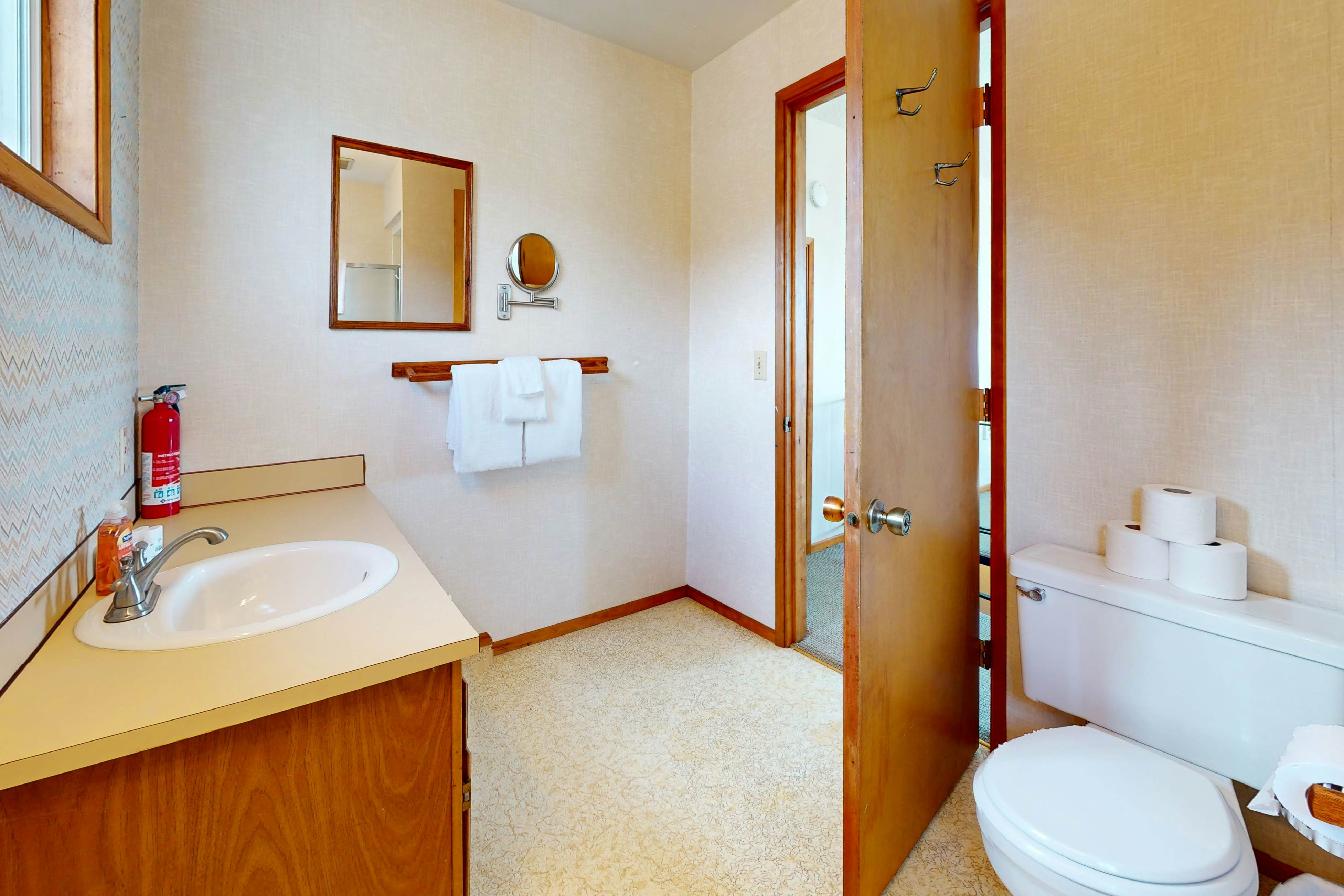 Mid-century modern styled home with patio, WiFi, washer/dryer - walk to beach