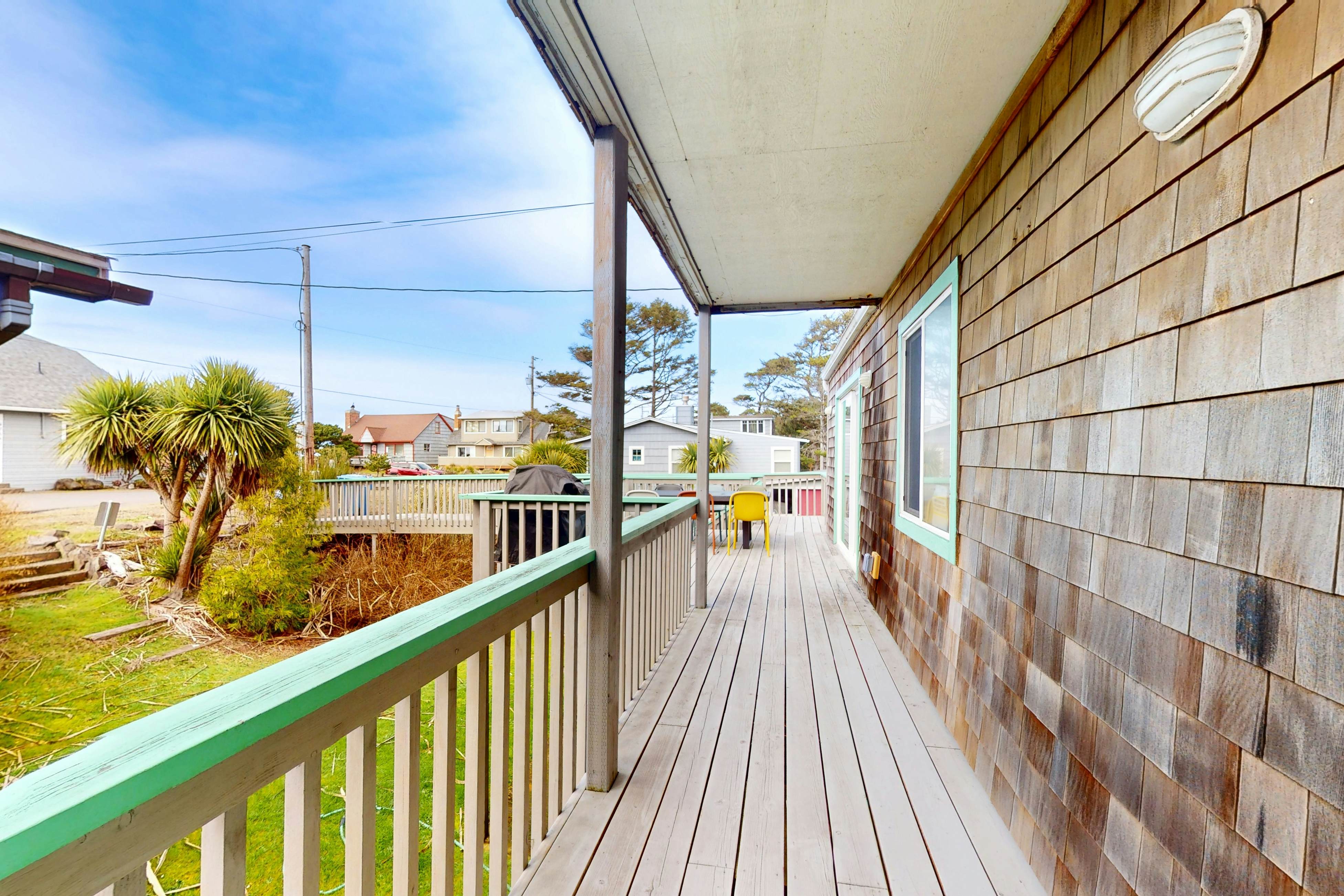 Mid-century modern styled home with patio, WiFi, washer/dryer - walk to beach
