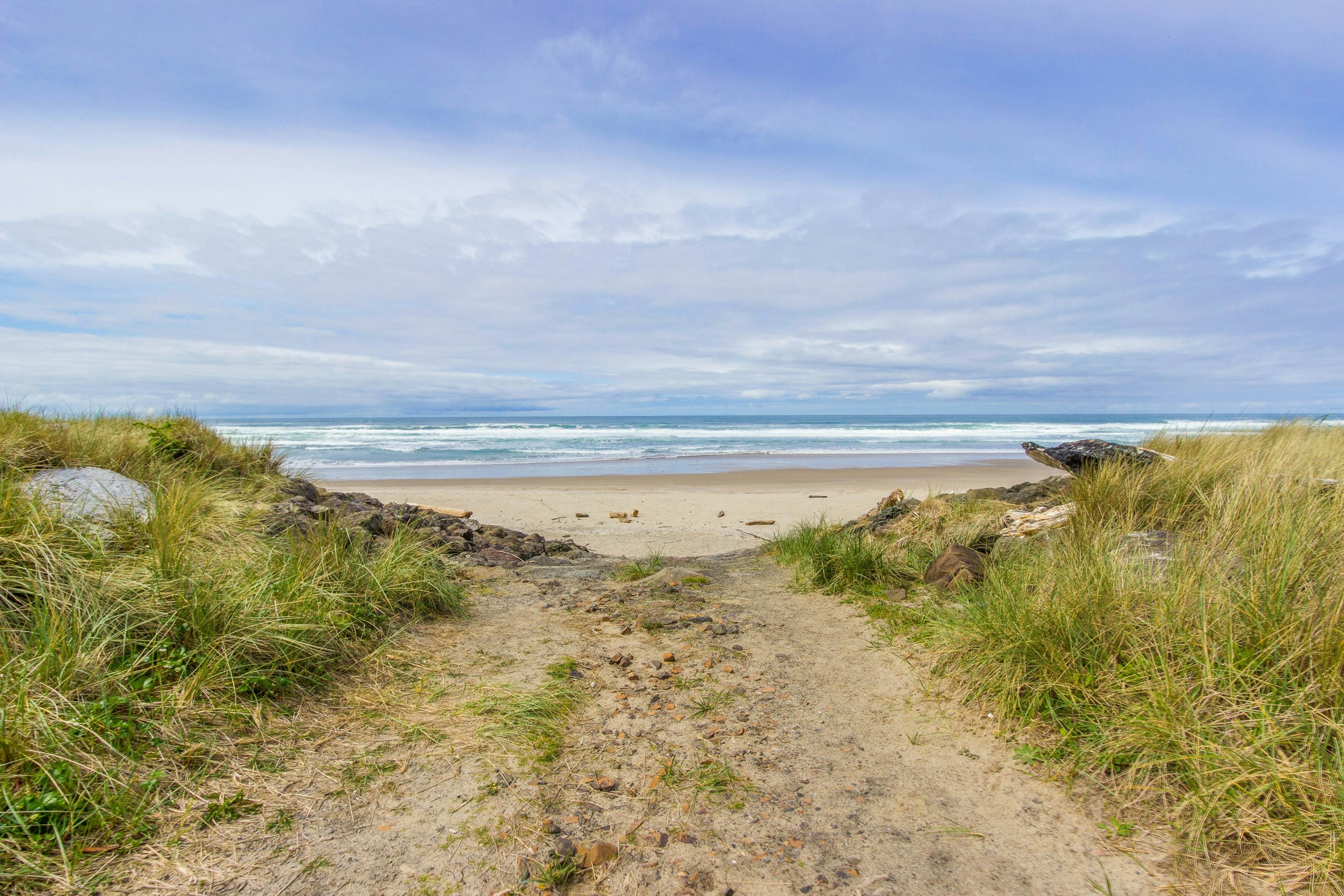 Mid-century modern styled home with patio, WiFi, washer/dryer - walk to beach
