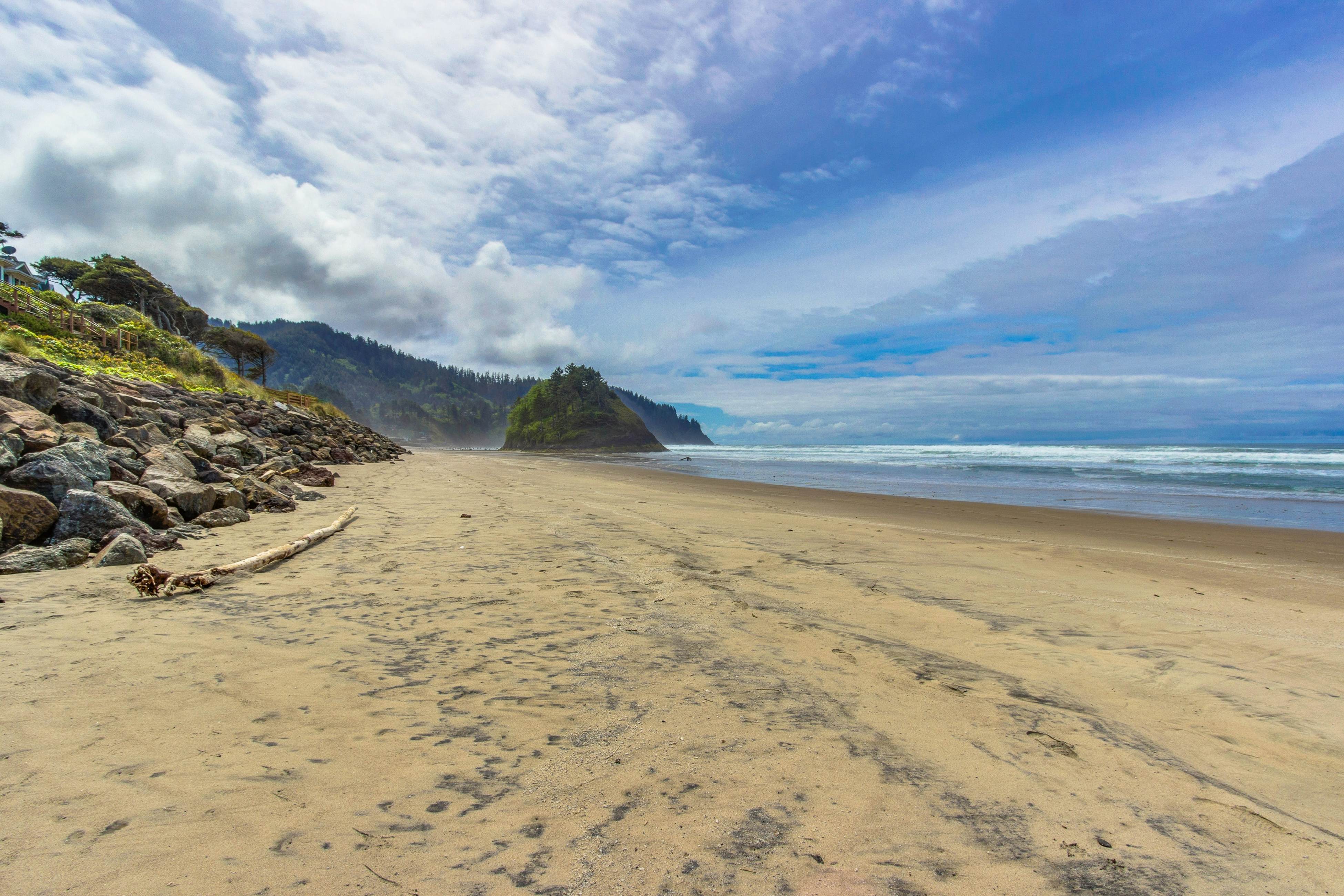 Mid-century modern styled home with patio, WiFi, washer/dryer - walk to beach