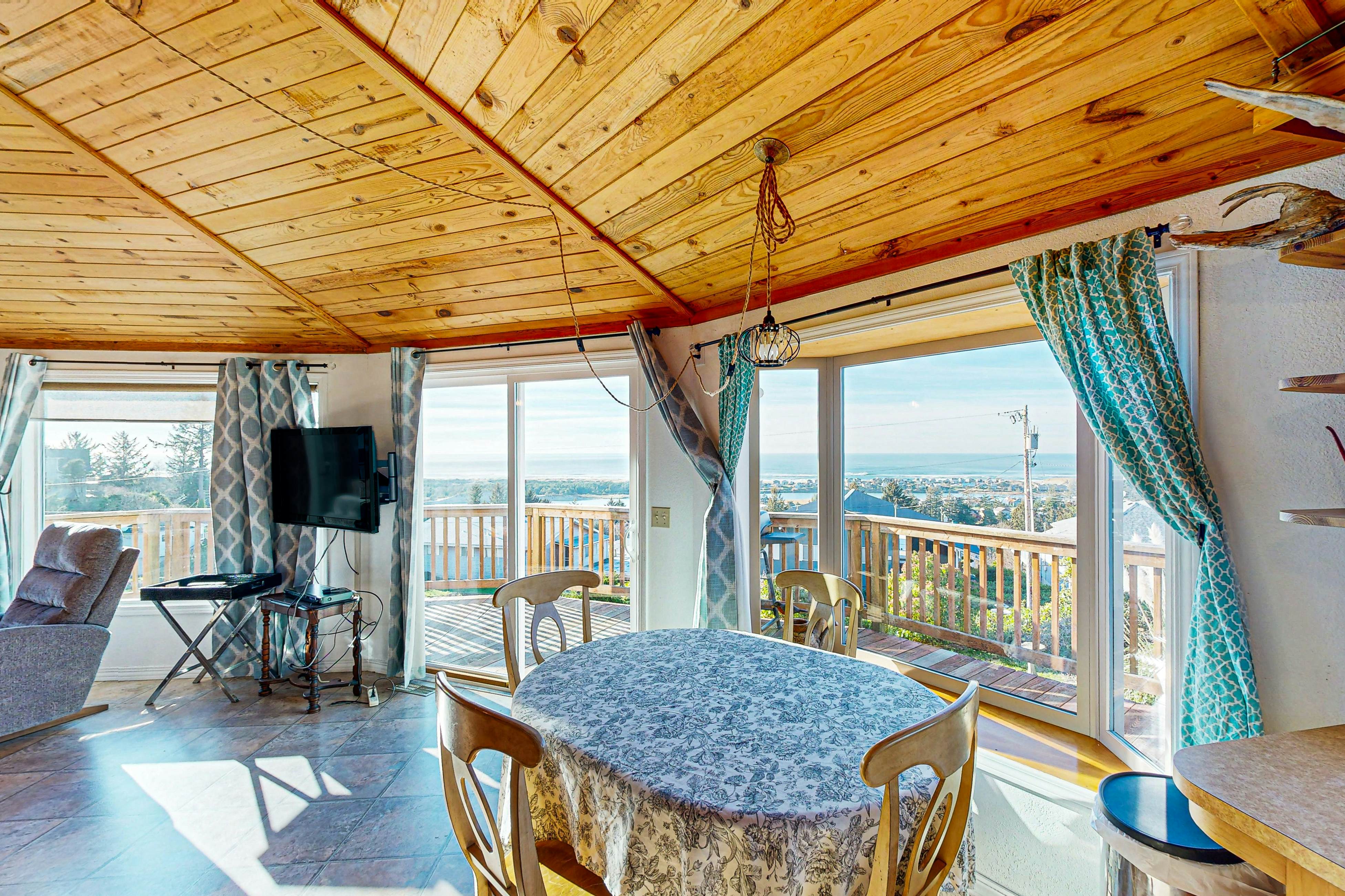 Spacious Dog-Friendly Getaway with Boat Parking - Perfect for Two Families