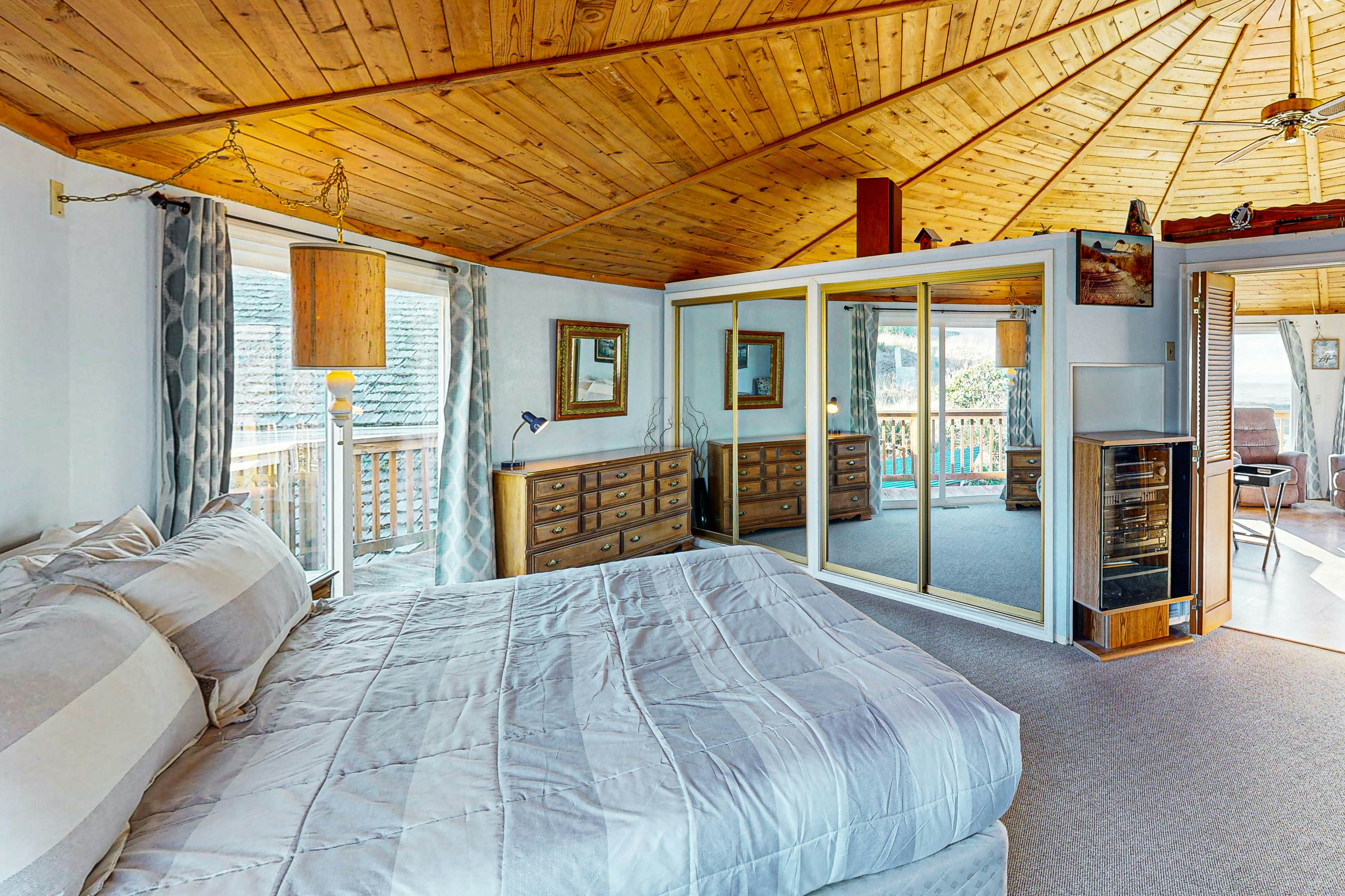 Spacious Dog-Friendly Getaway with Boat Parking - Perfect for Two Families