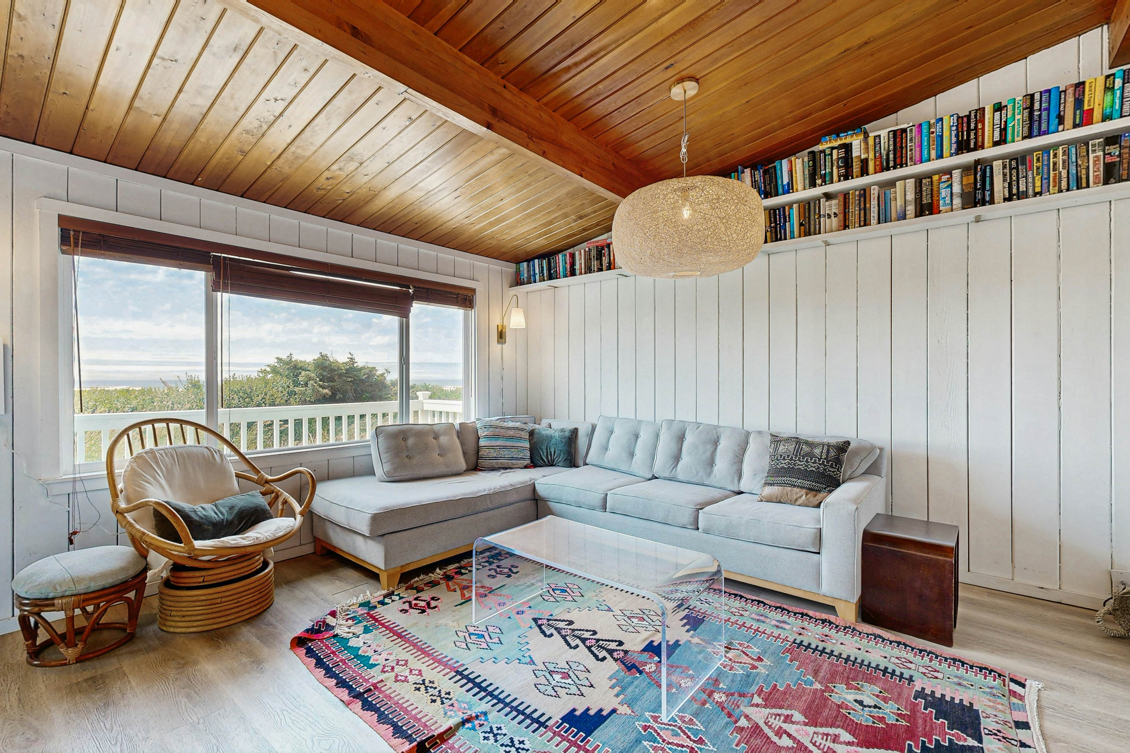 Waterfront house with ocean views & gorgeous sunsets - dog-friendly