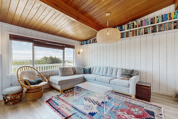 Waterfront house with ocean views and gorgeous sunsets dog friendly