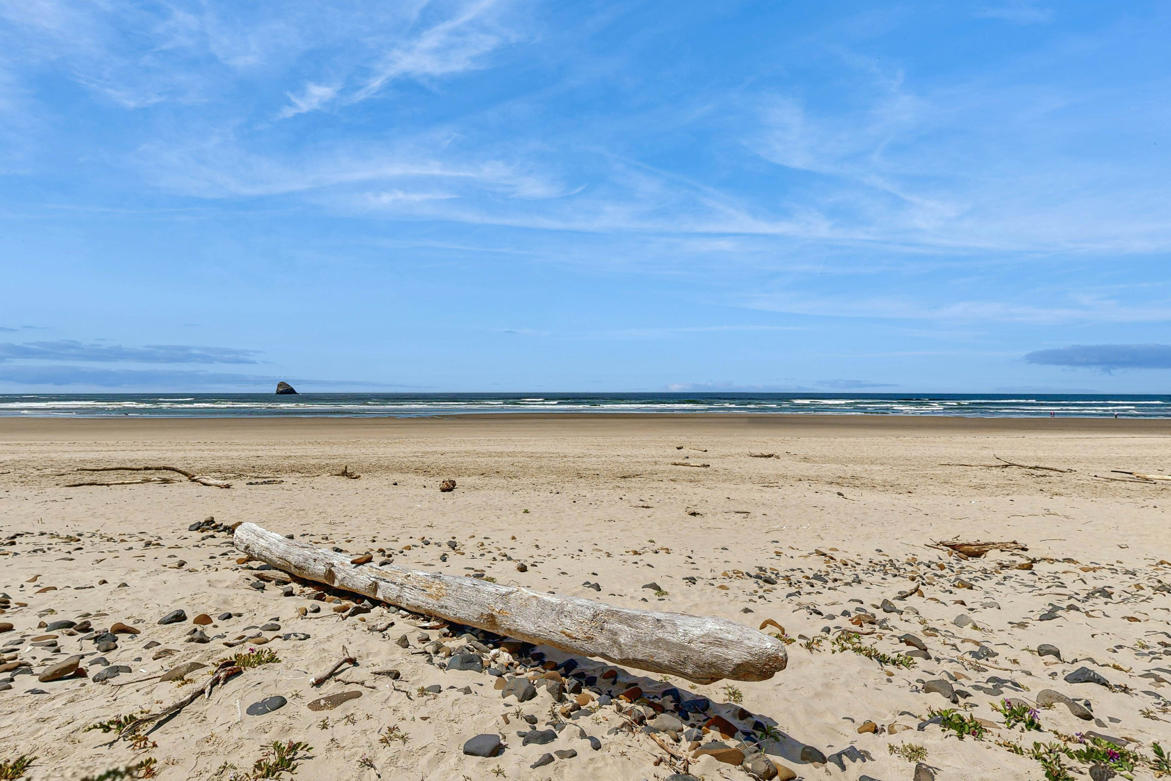 Waterfront house with ocean views & gorgeous sunsets - dog-friendly