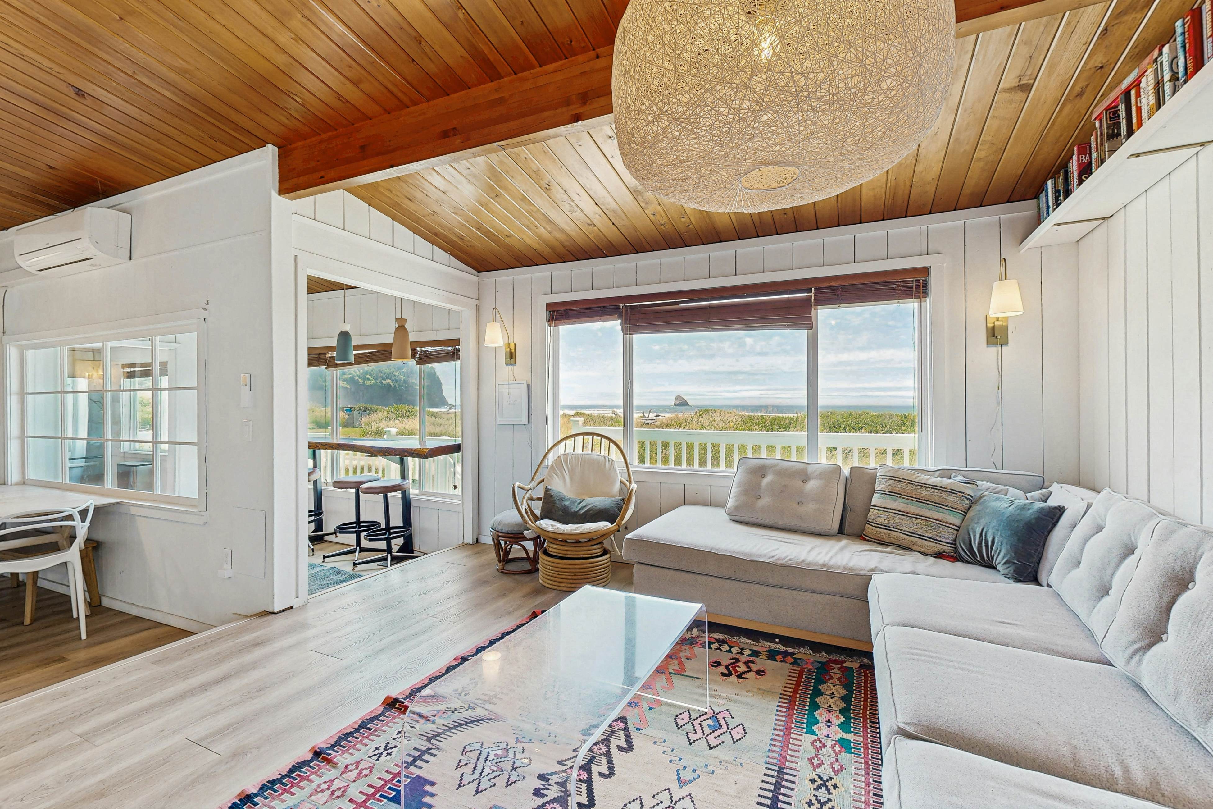Waterfront house with ocean views & gorgeous sunsets - dog-friendly