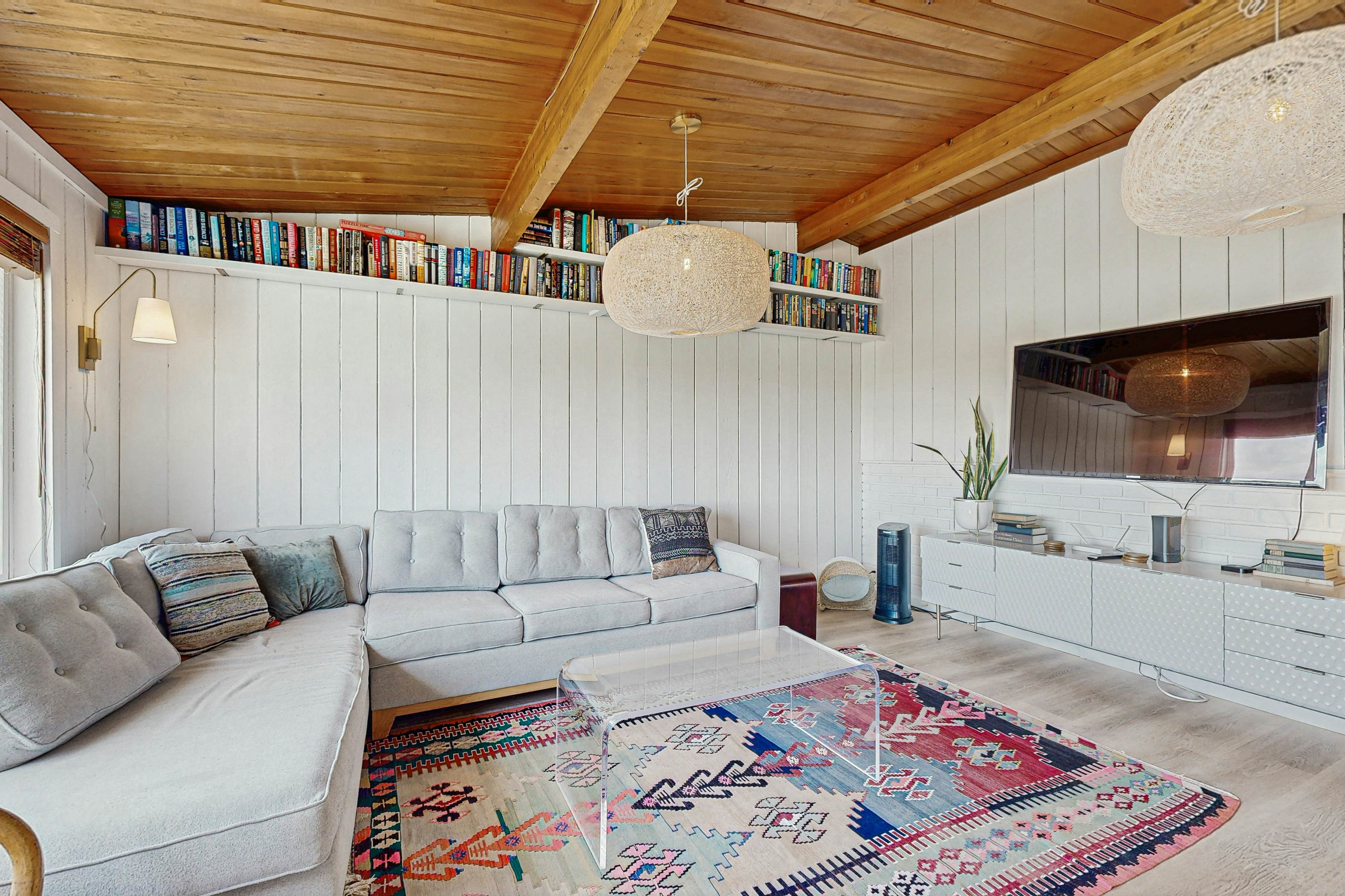 Waterfront house with ocean views & gorgeous sunsets - dog-friendly