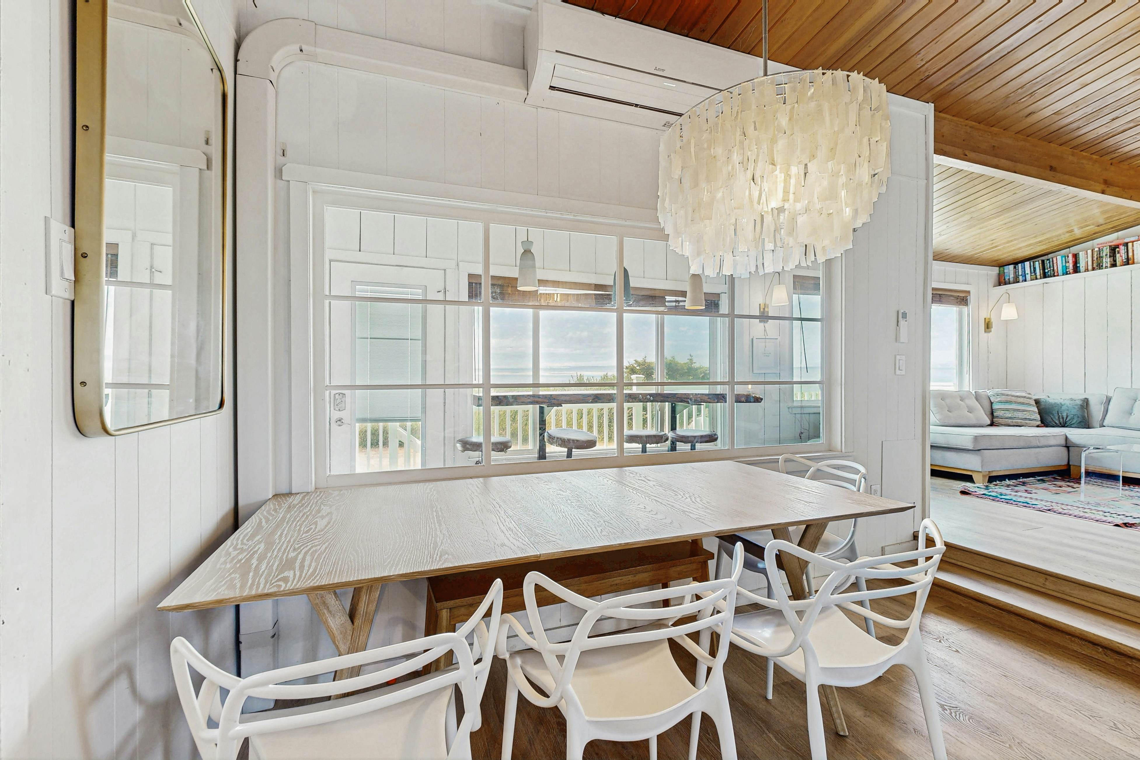 Waterfront house with ocean views & gorgeous sunsets - dog-friendly