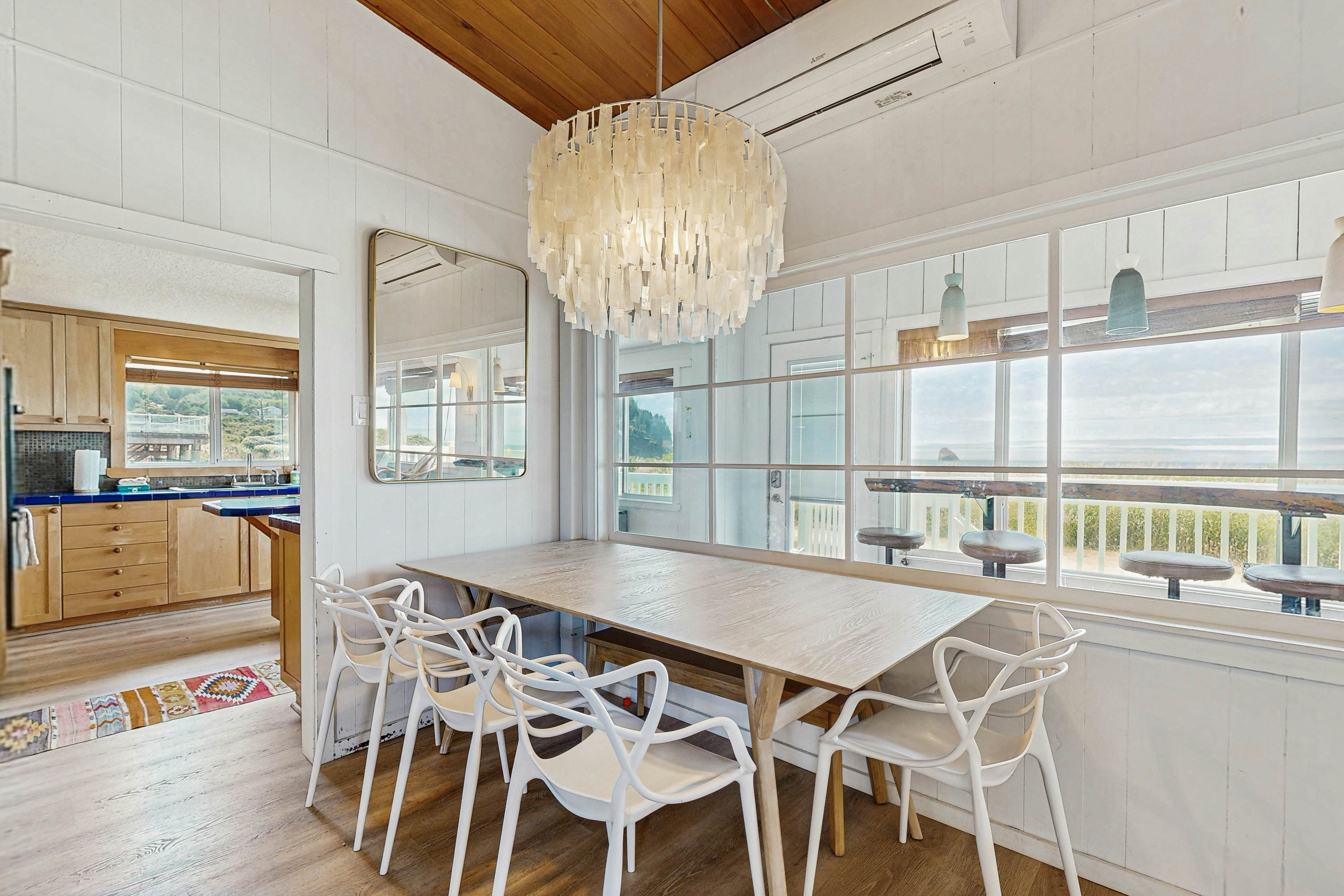 Waterfront house with ocean views & gorgeous sunsets - dog-friendly