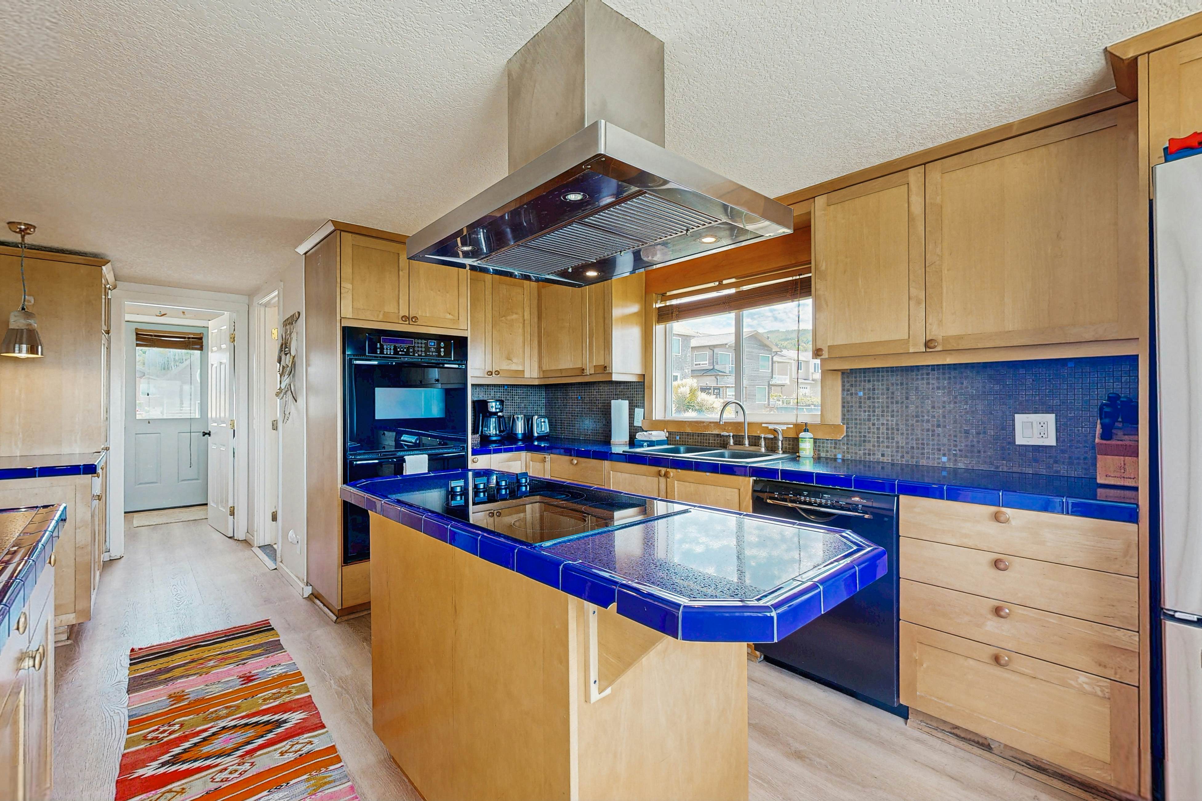 Waterfront house with ocean views & gorgeous sunsets - dog-friendly