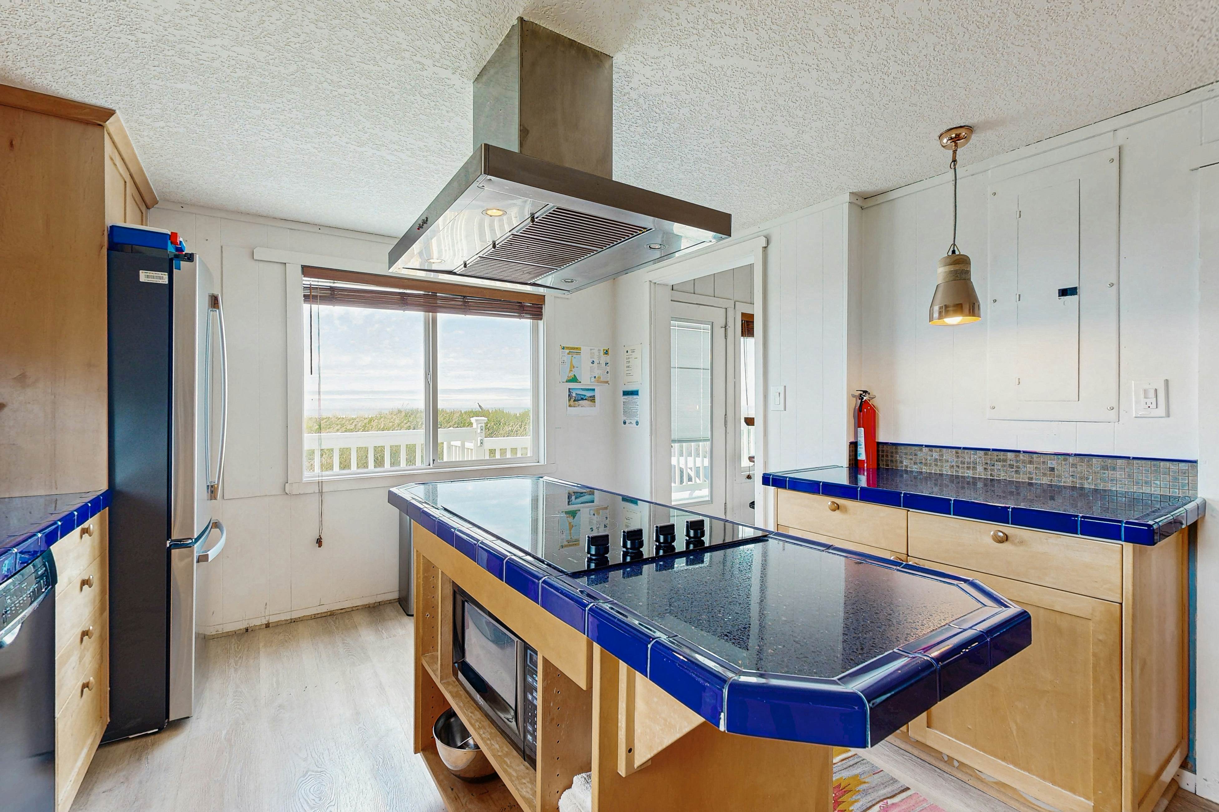 Waterfront house with ocean views & gorgeous sunsets - dog-friendly