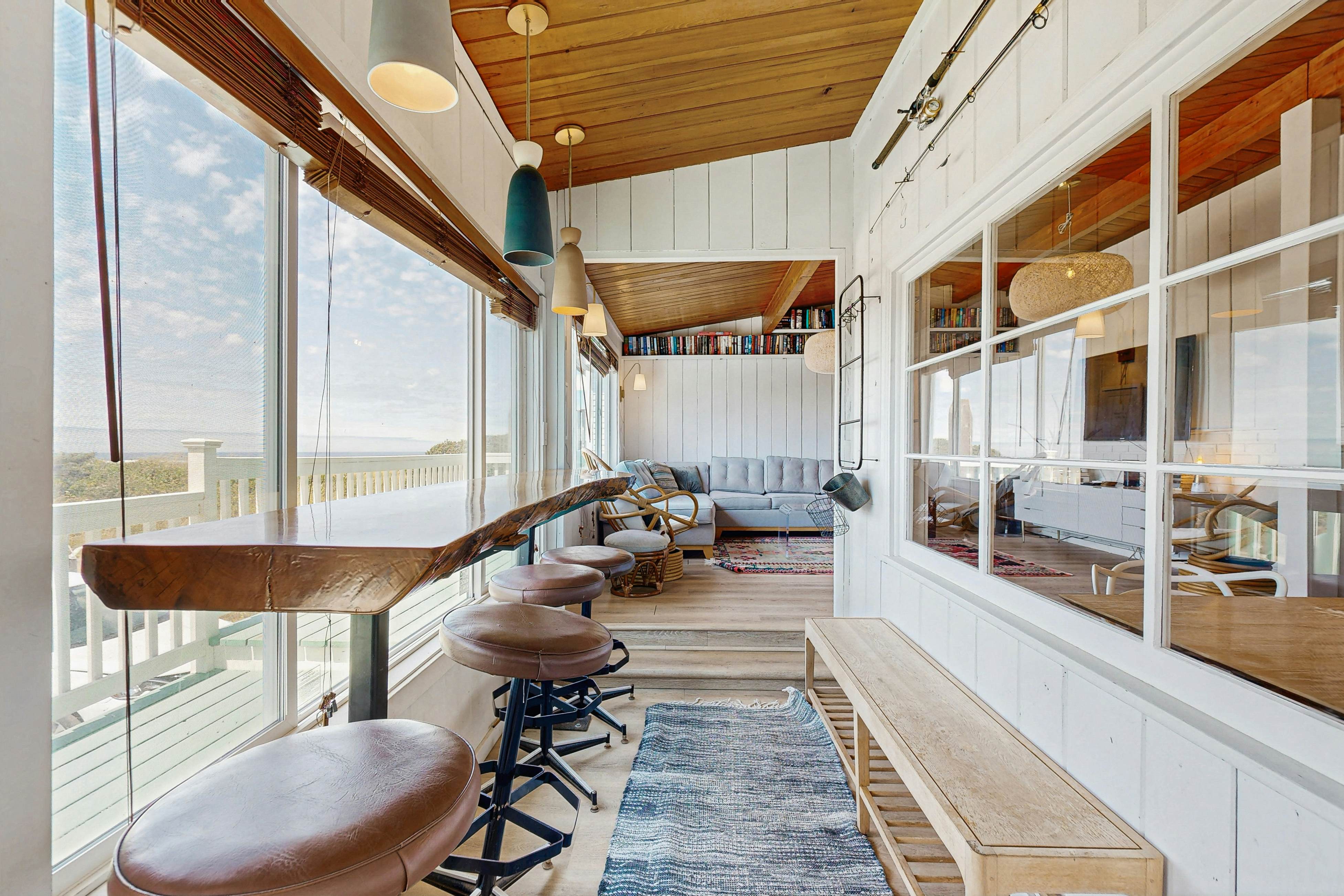 Waterfront house with ocean views & gorgeous sunsets - dog-friendly