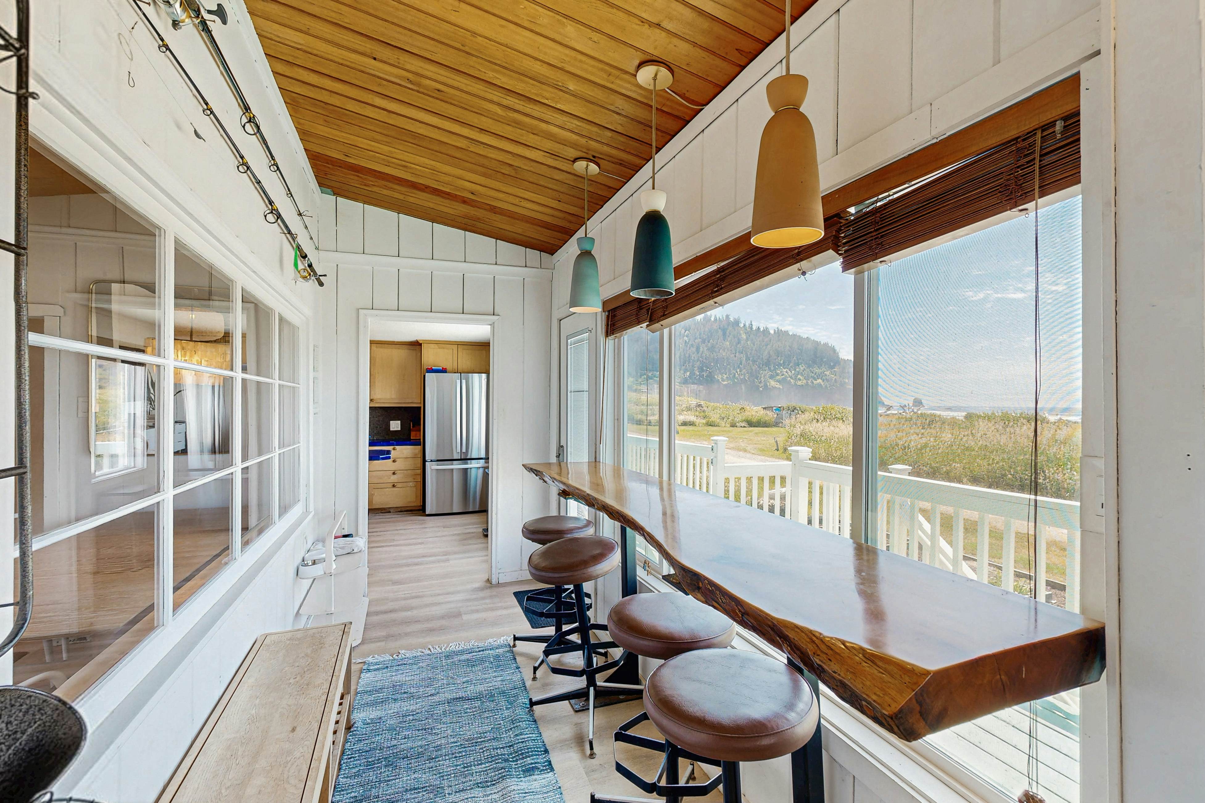 Waterfront house with ocean views & gorgeous sunsets - dog-friendly