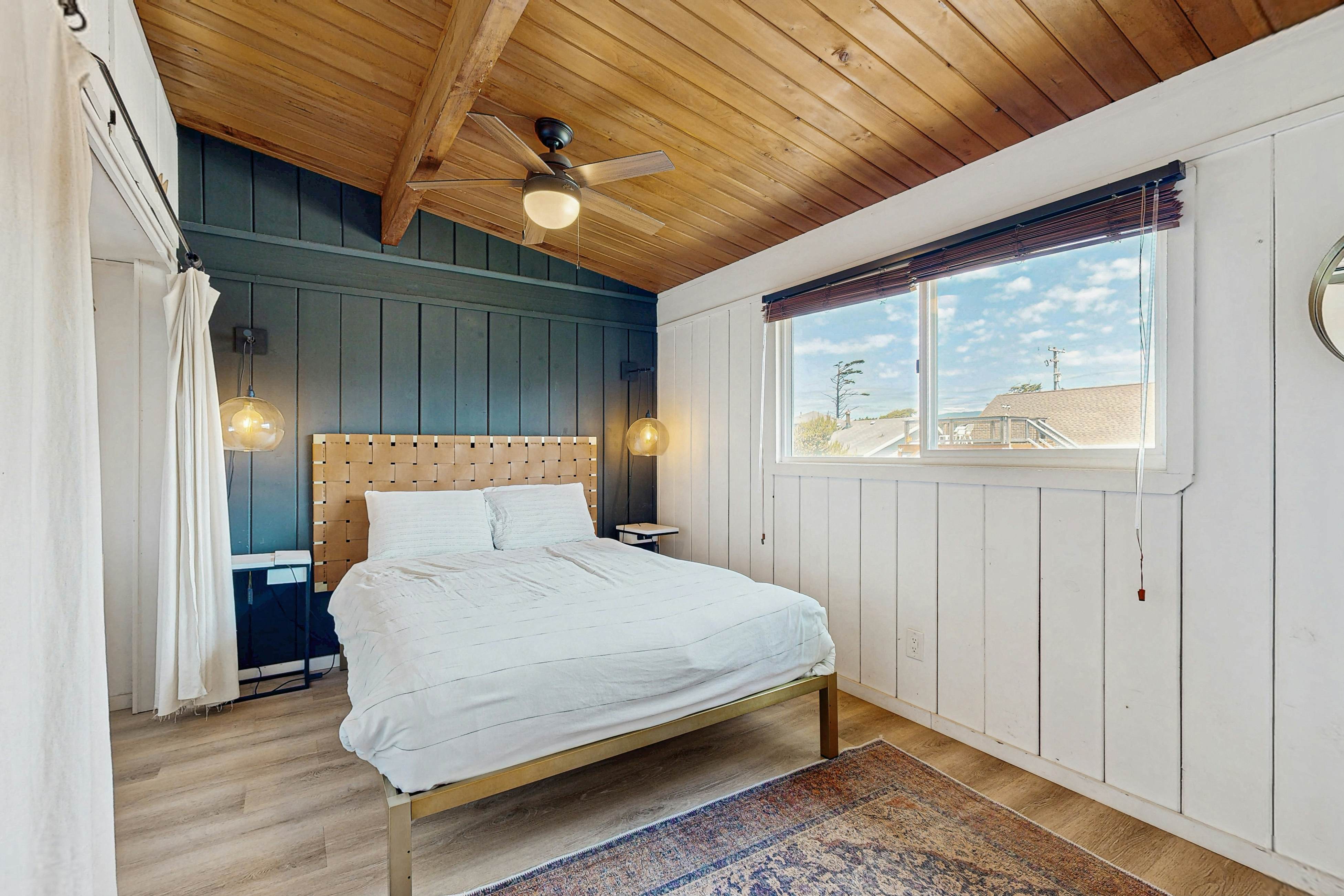 Waterfront house with ocean views & gorgeous sunsets - dog-friendly