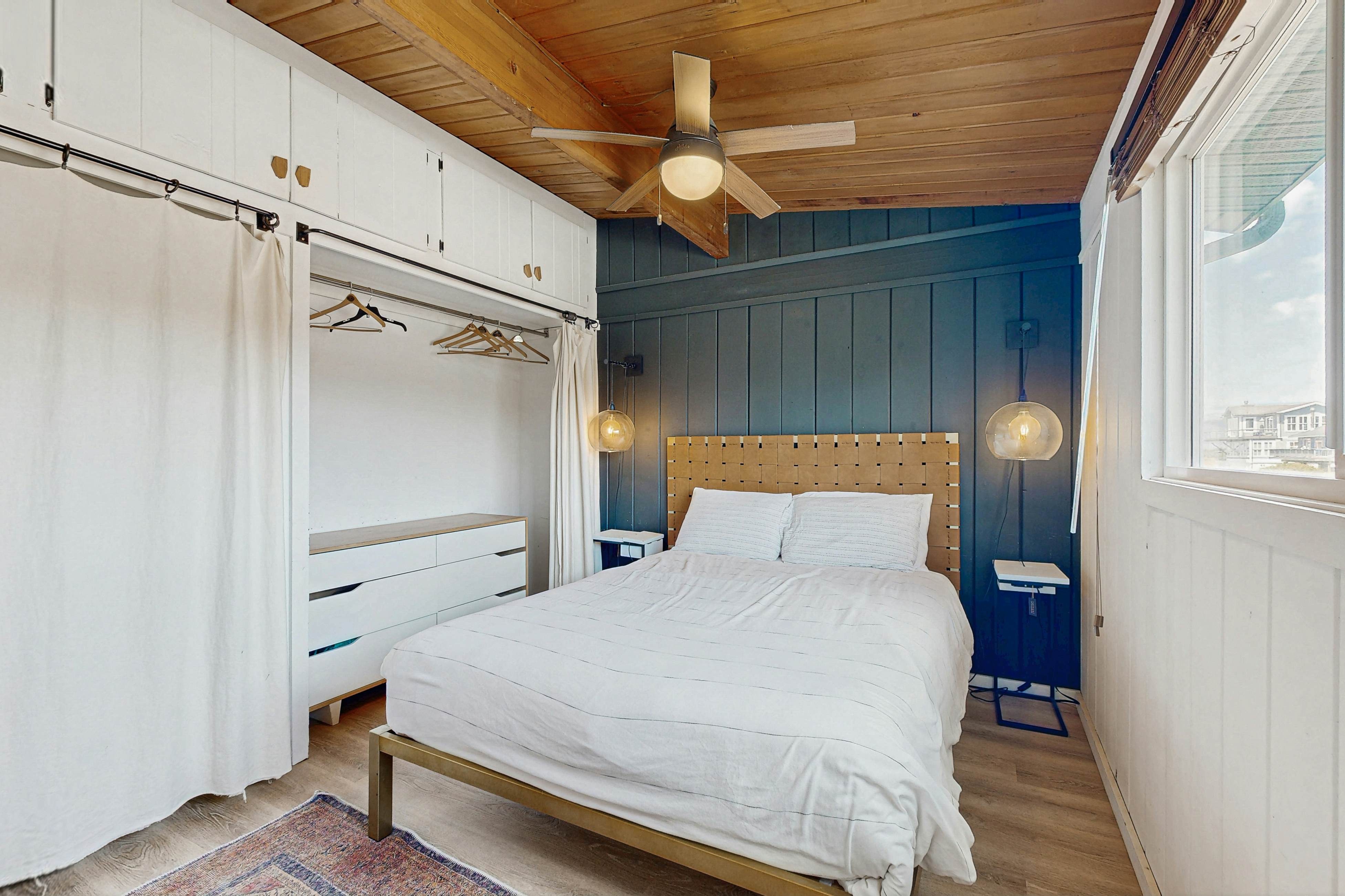 Waterfront house with ocean views & gorgeous sunsets - dog-friendly