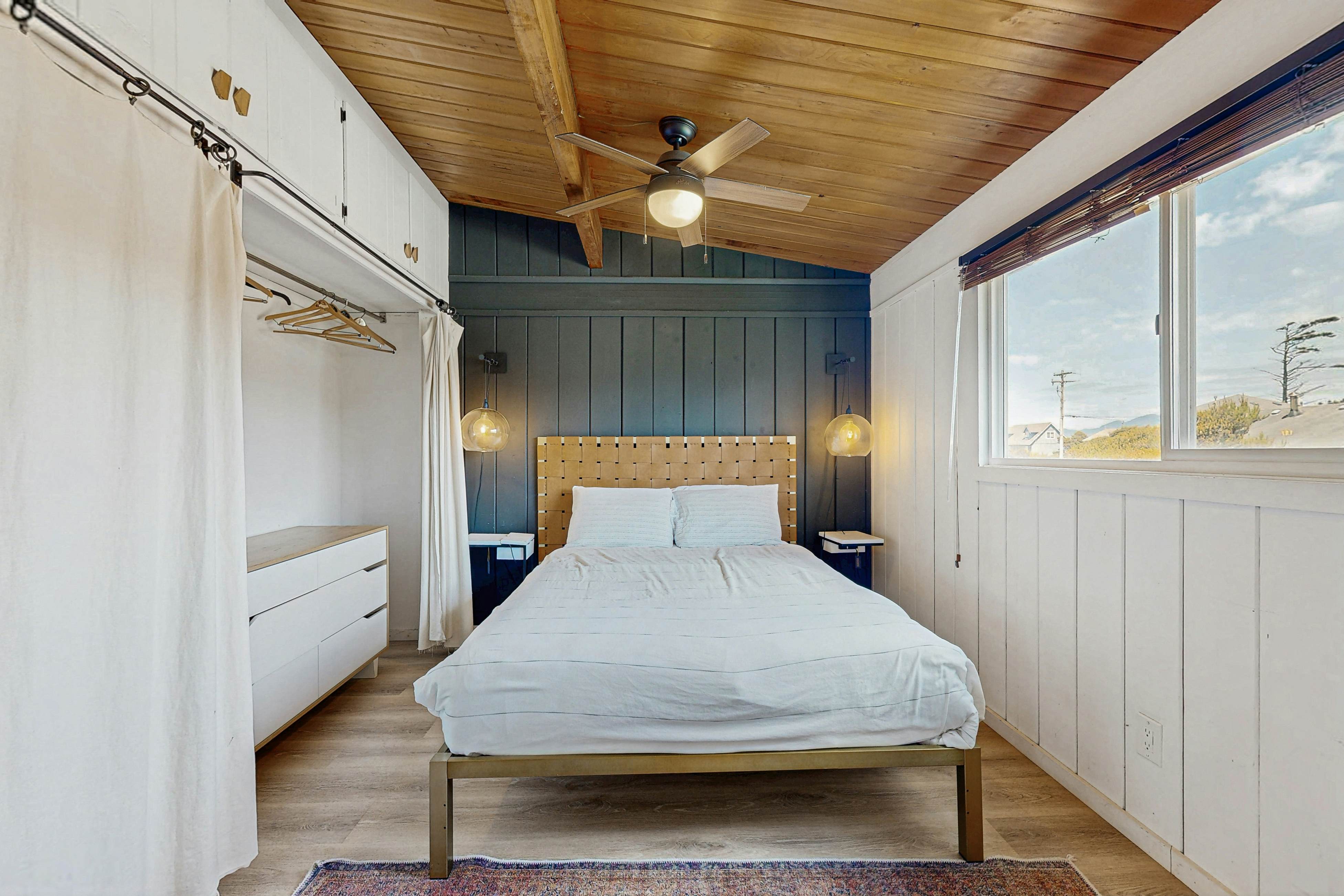 Waterfront house with ocean views & gorgeous sunsets - dog-friendly