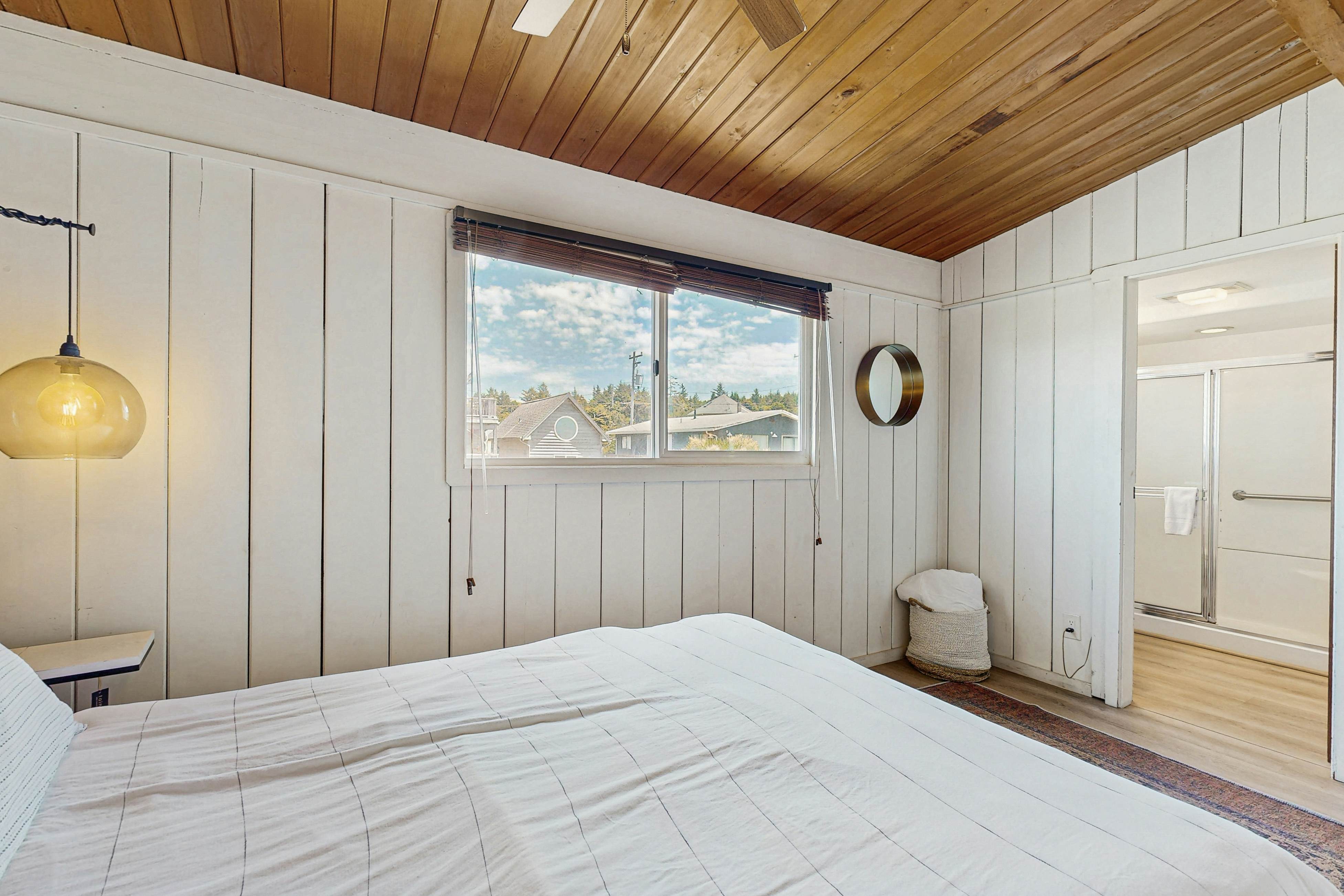 Waterfront house with ocean views & gorgeous sunsets - dog-friendly