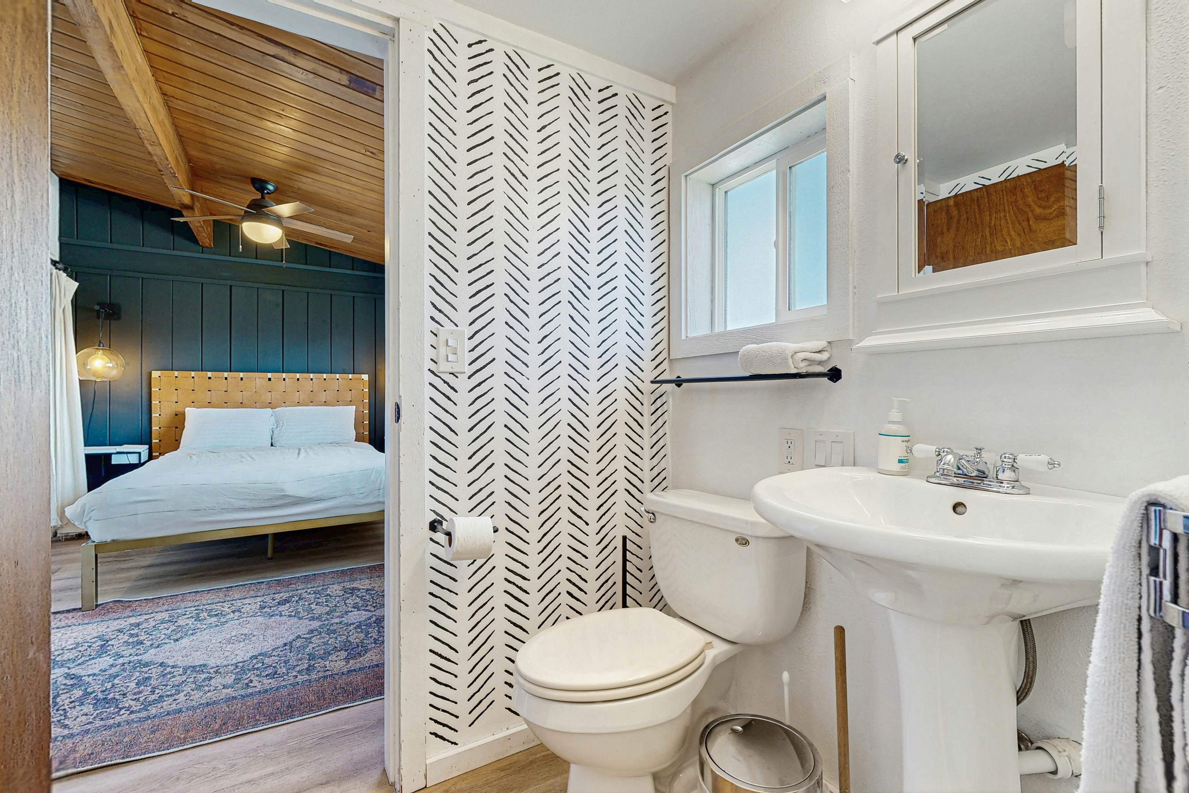 Waterfront house with ocean views & gorgeous sunsets - dog-friendly