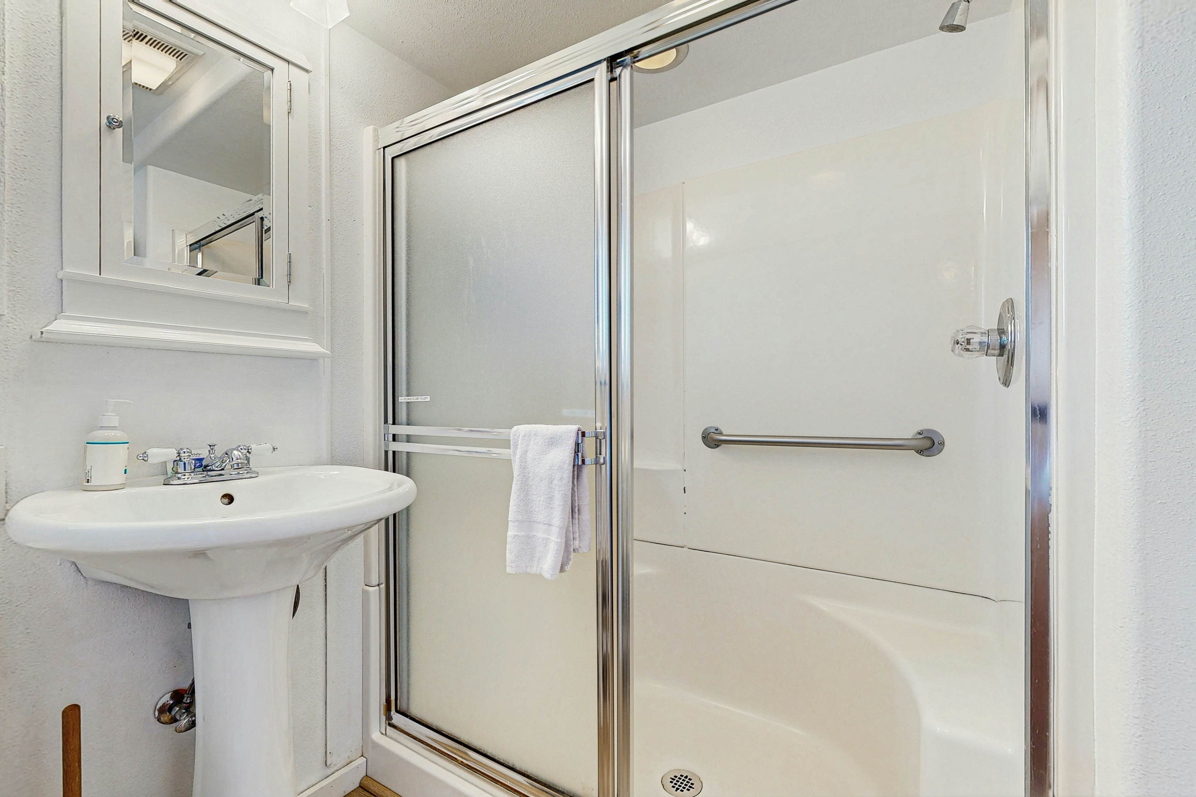 Waterfront house with ocean views & gorgeous sunsets - dog-friendly