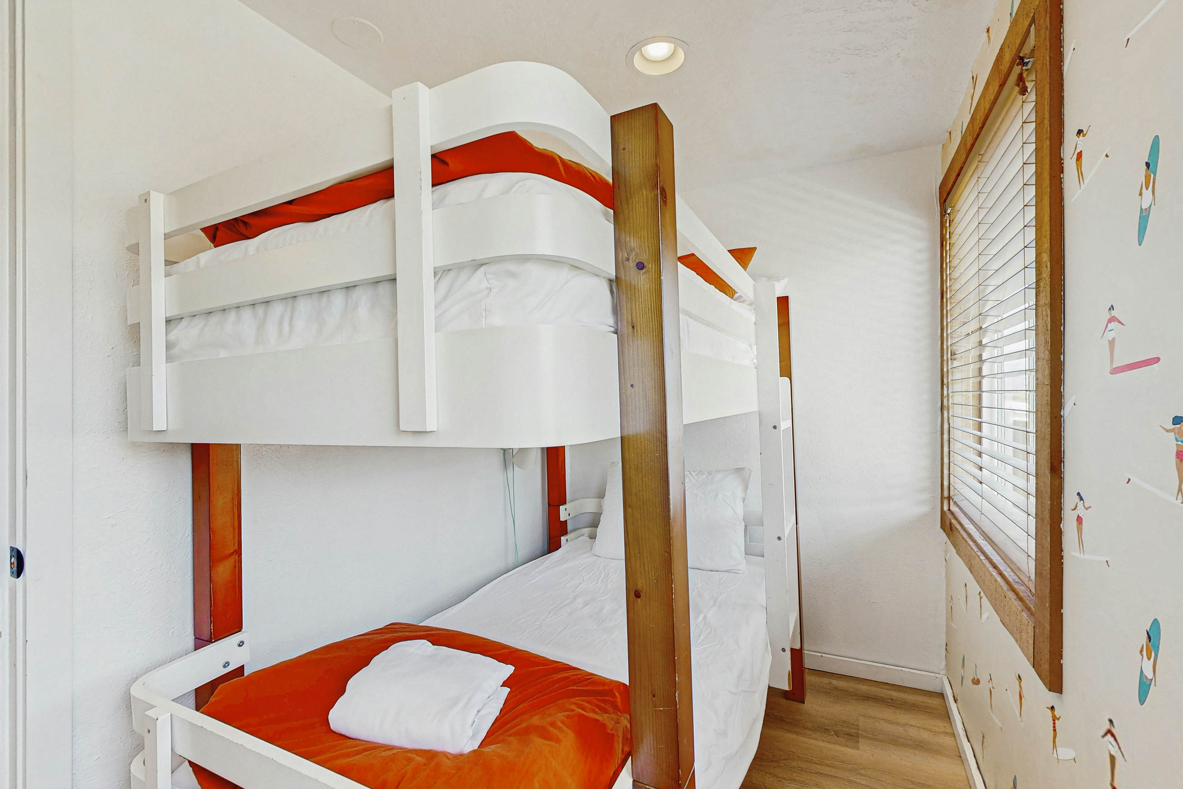 Waterfront house with ocean views & gorgeous sunsets - dog-friendly