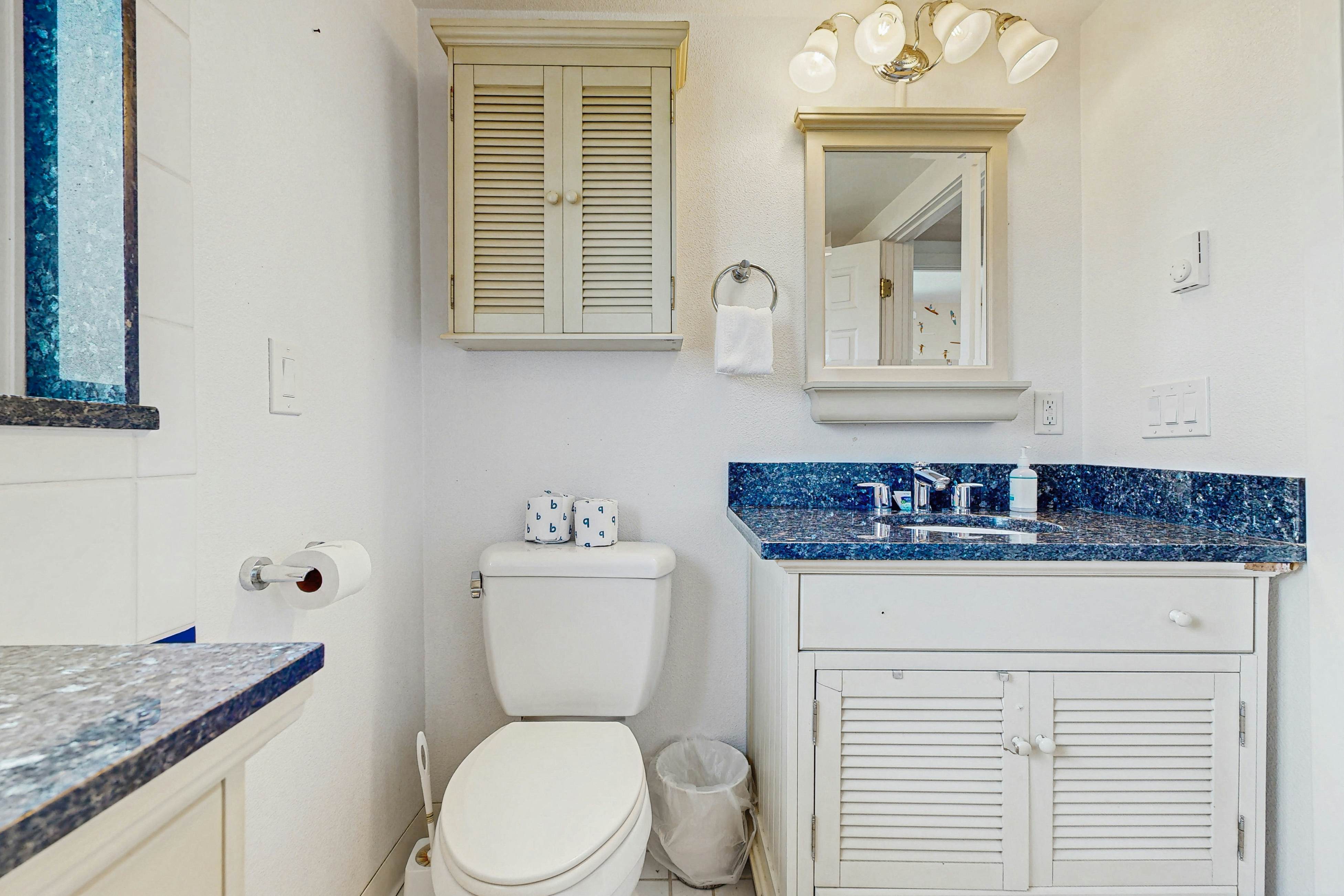 Waterfront house with ocean views & gorgeous sunsets - dog-friendly