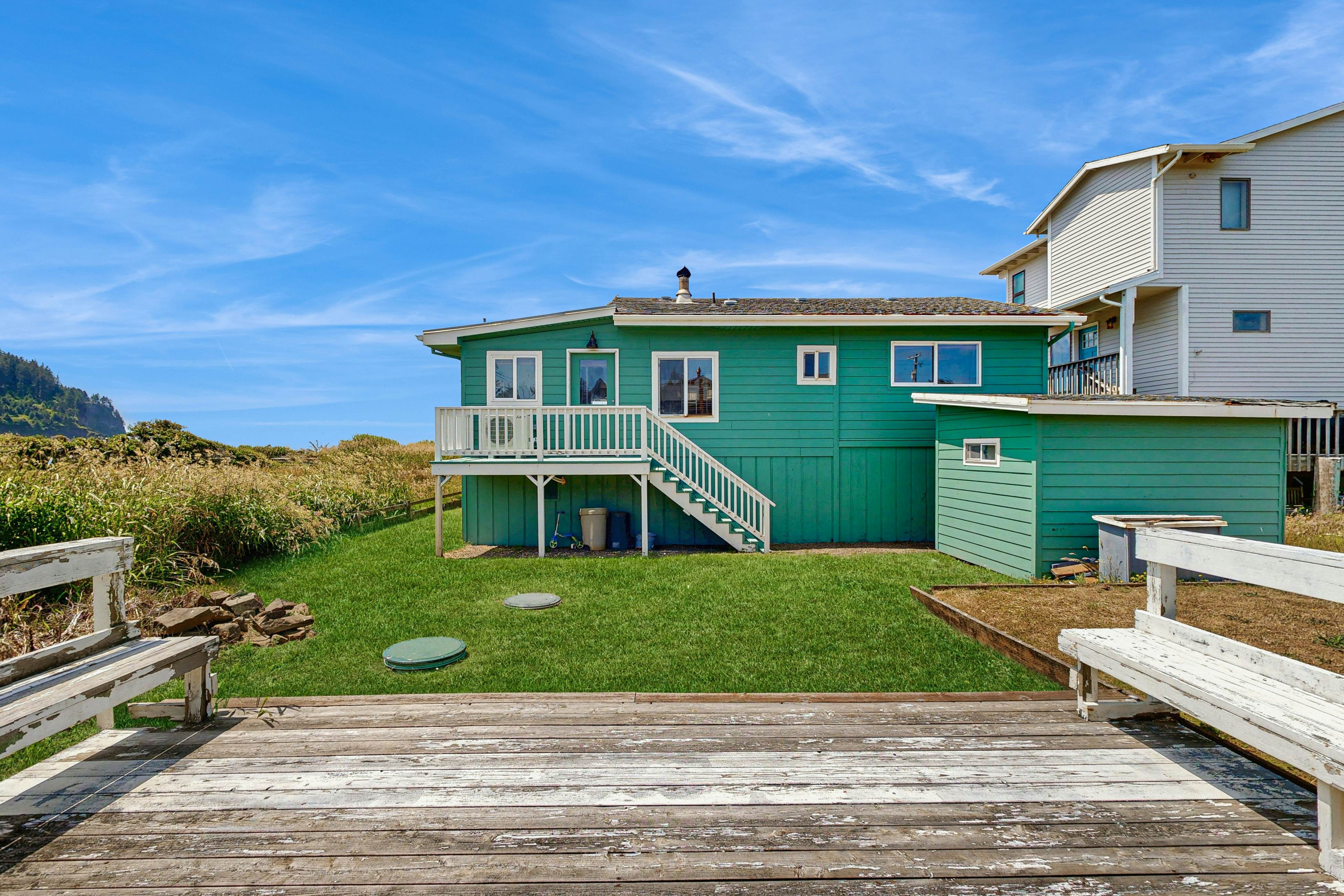 Waterfront house with ocean views & gorgeous sunsets - dog-friendly