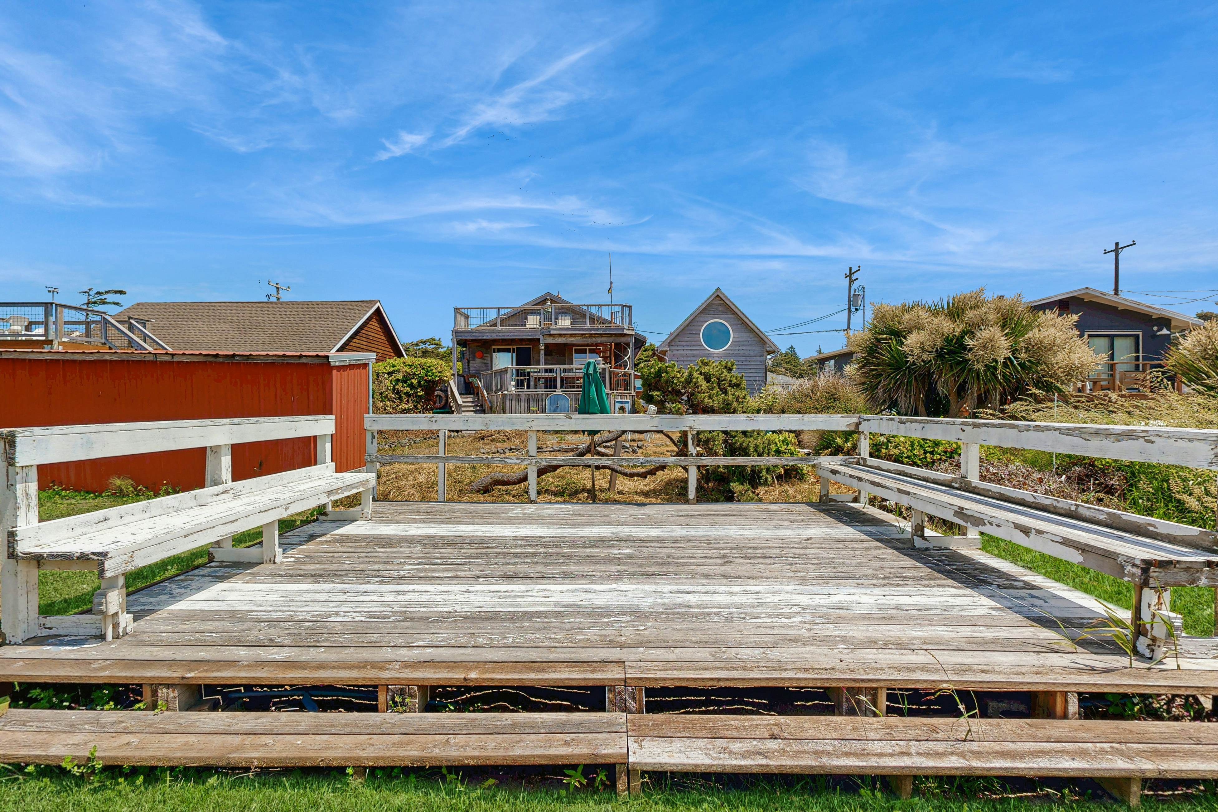 Waterfront house with ocean views & gorgeous sunsets - dog-friendly