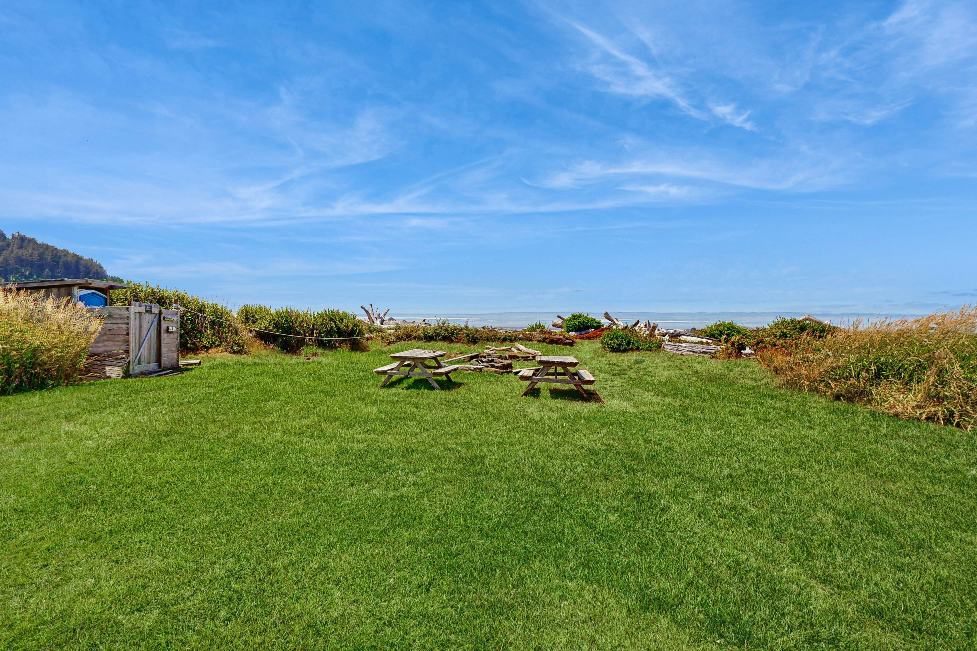 Waterfront house with ocean views & gorgeous sunsets - dog-friendly