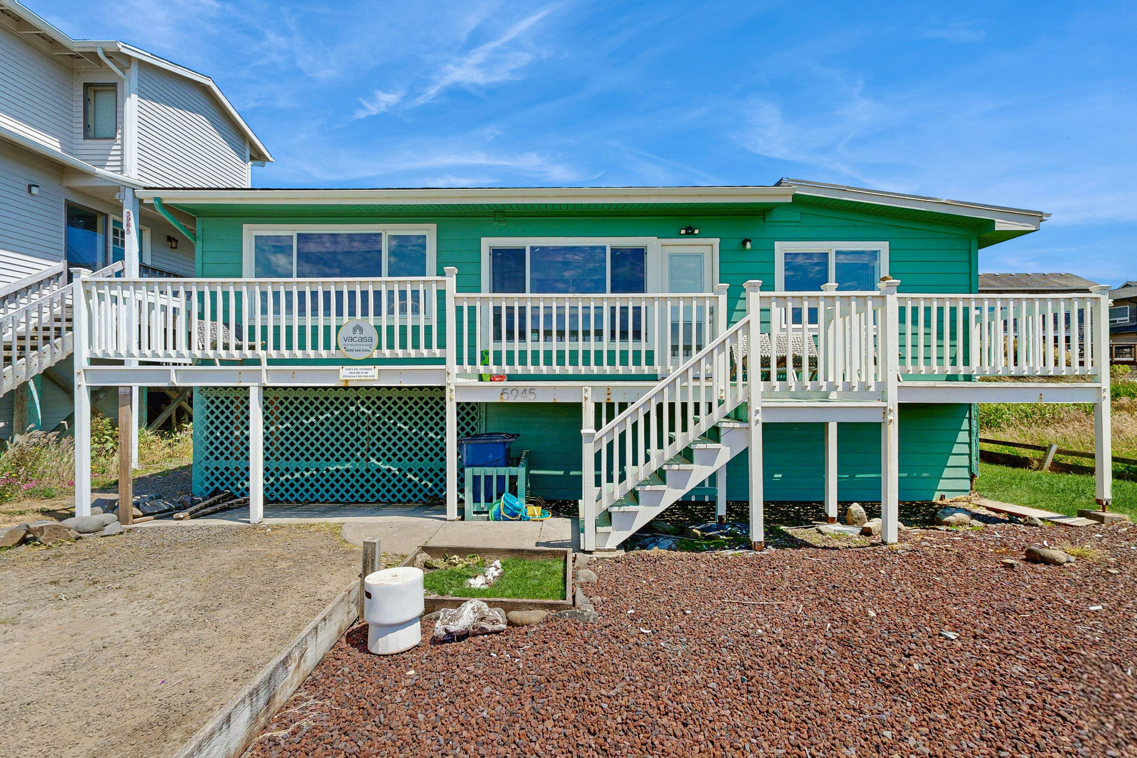 Waterfront house with ocean views & gorgeous sunsets - dog-friendly