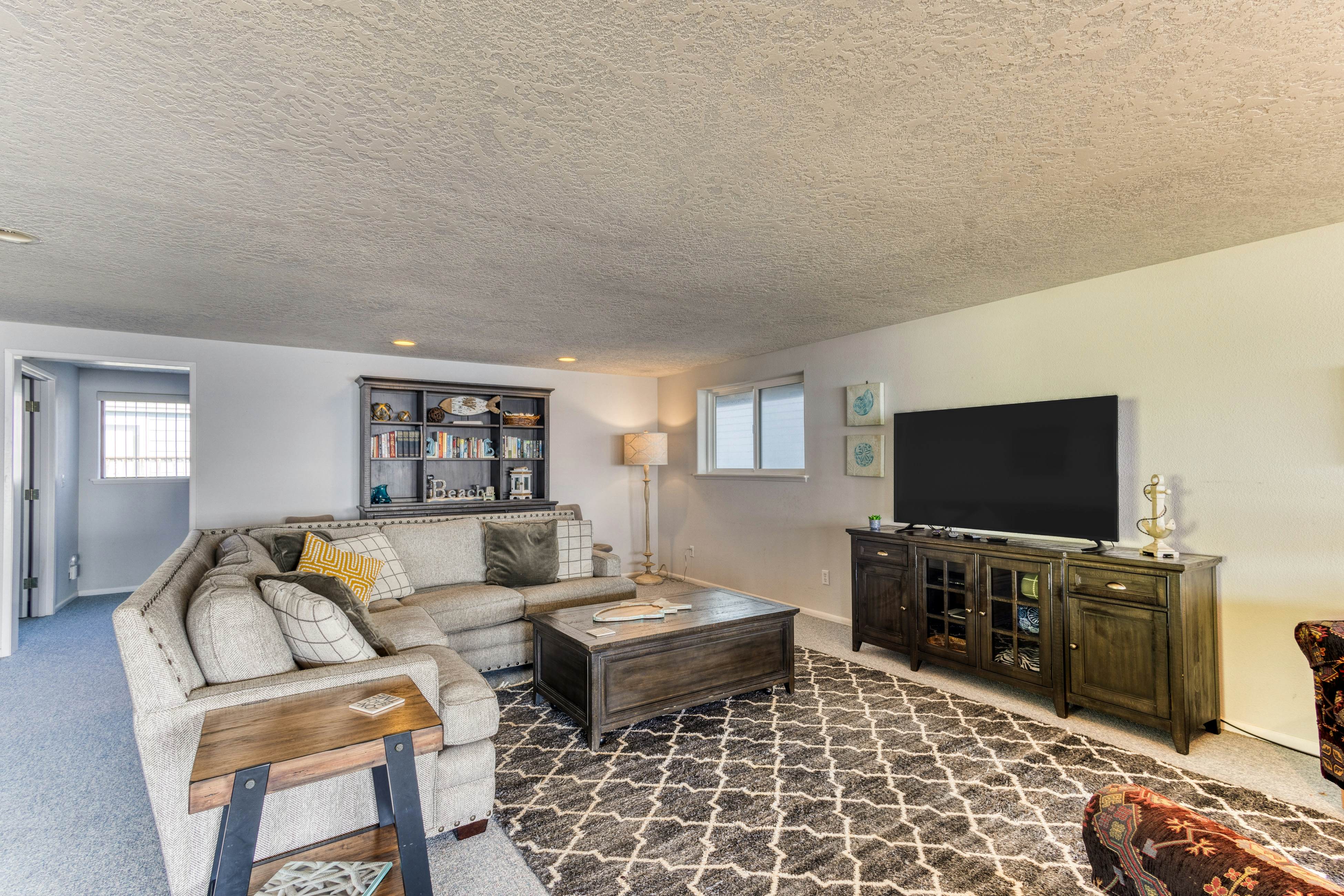 Beachfront home with ocean-view hot tub & wood-burning fireplace - dog-friendly