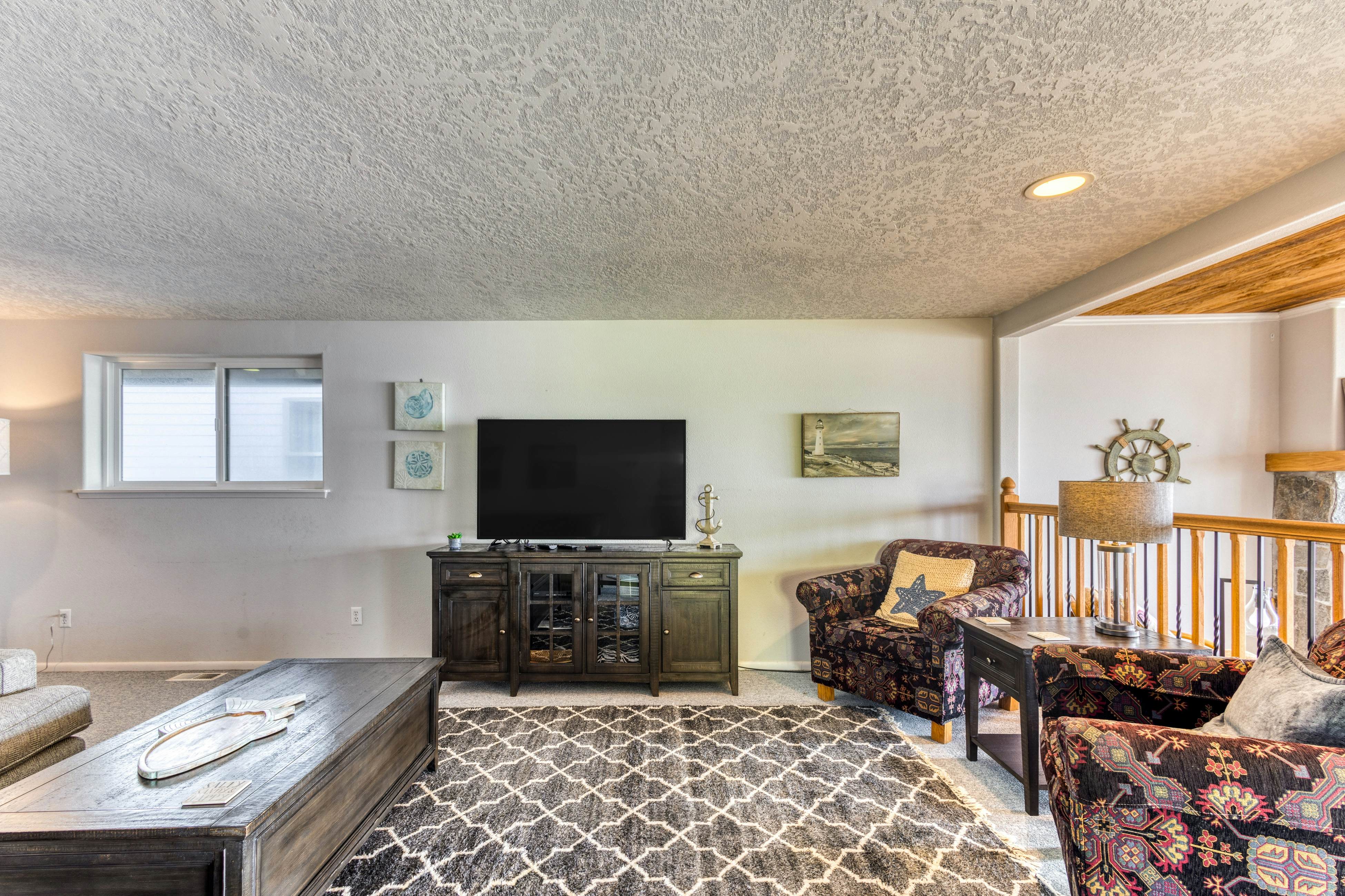 Beachfront home with ocean-view hot tub & wood-burning fireplace - dog-friendly