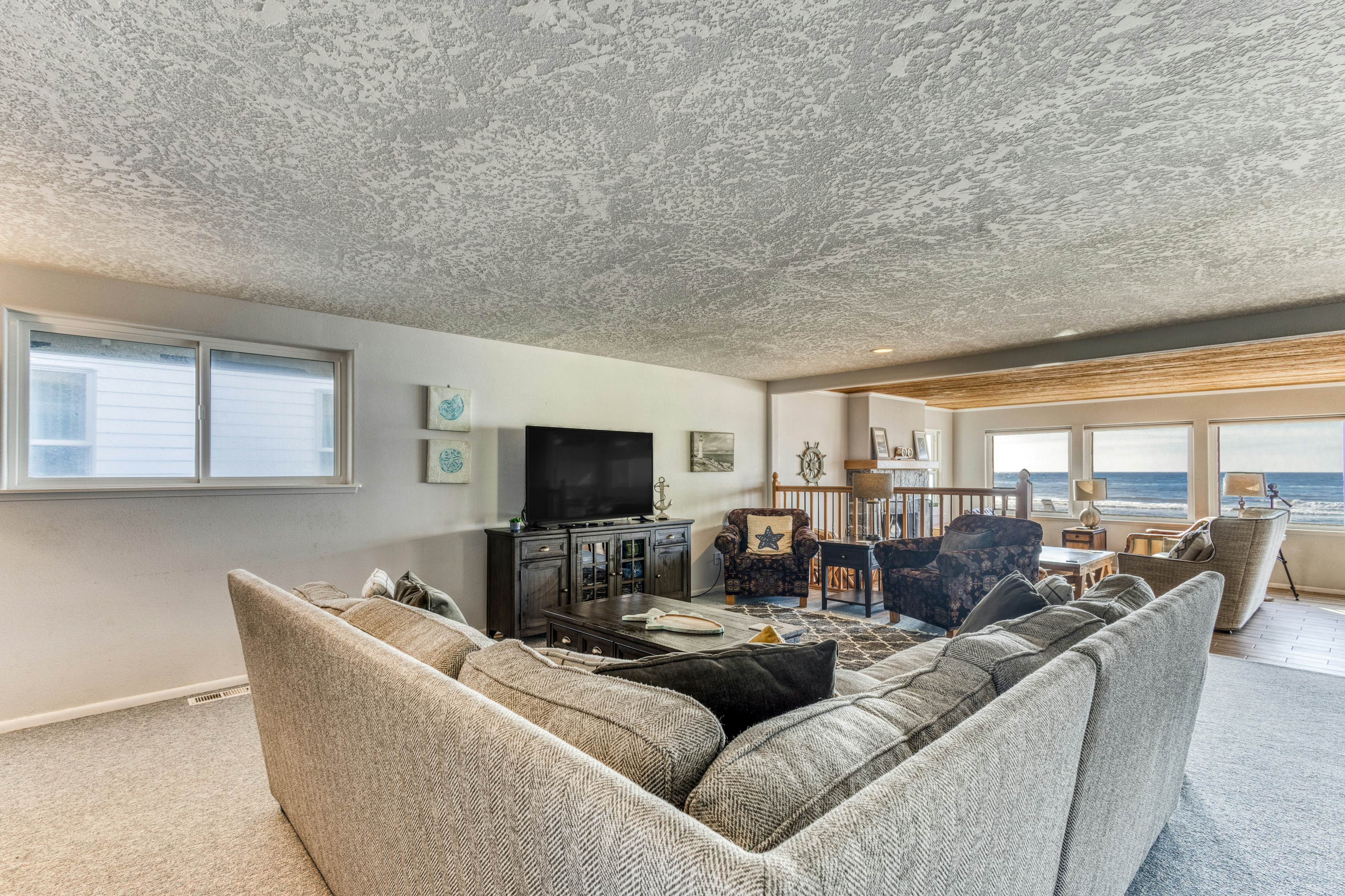 Beachfront home with ocean-view hot tub & wood-burning fireplace - dog-friendly