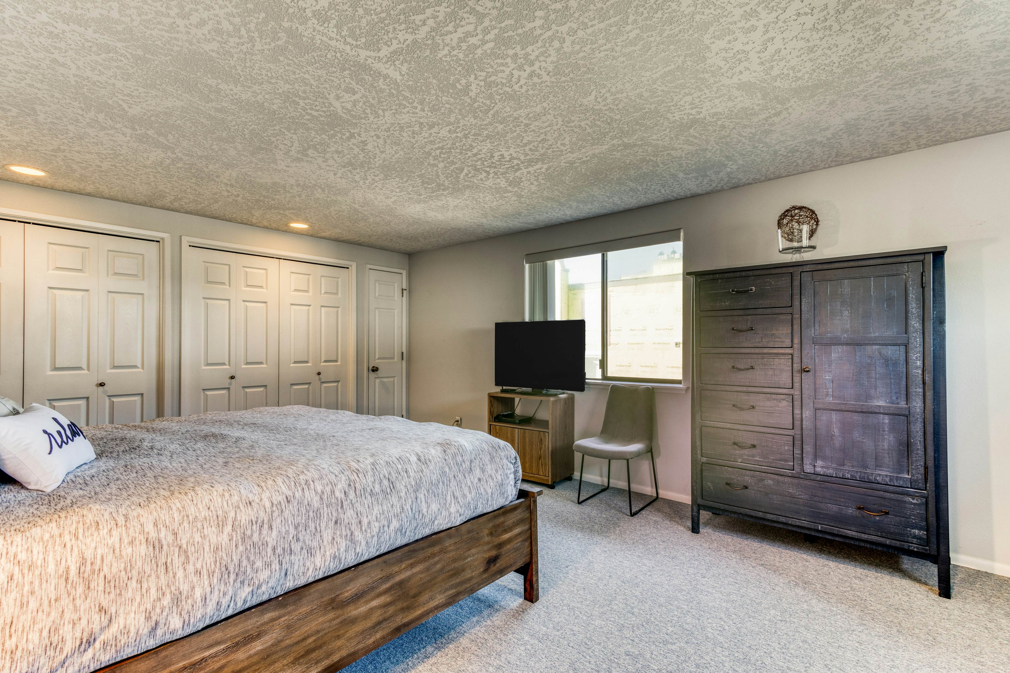 Beachfront home with ocean-view hot tub & wood-burning fireplace - dog-friendly