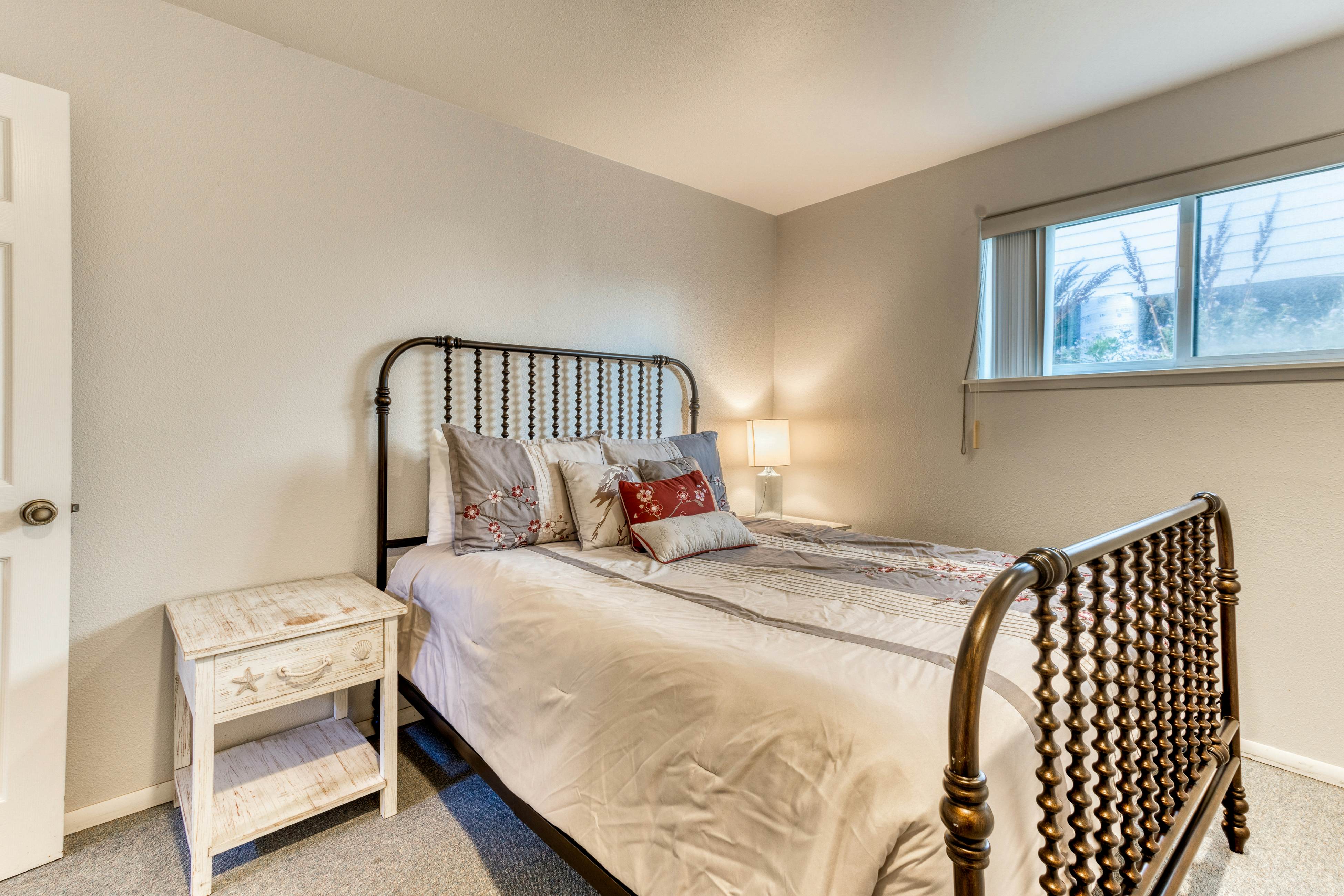 Beachfront home with ocean-view hot tub & wood-burning fireplace - dog-friendly